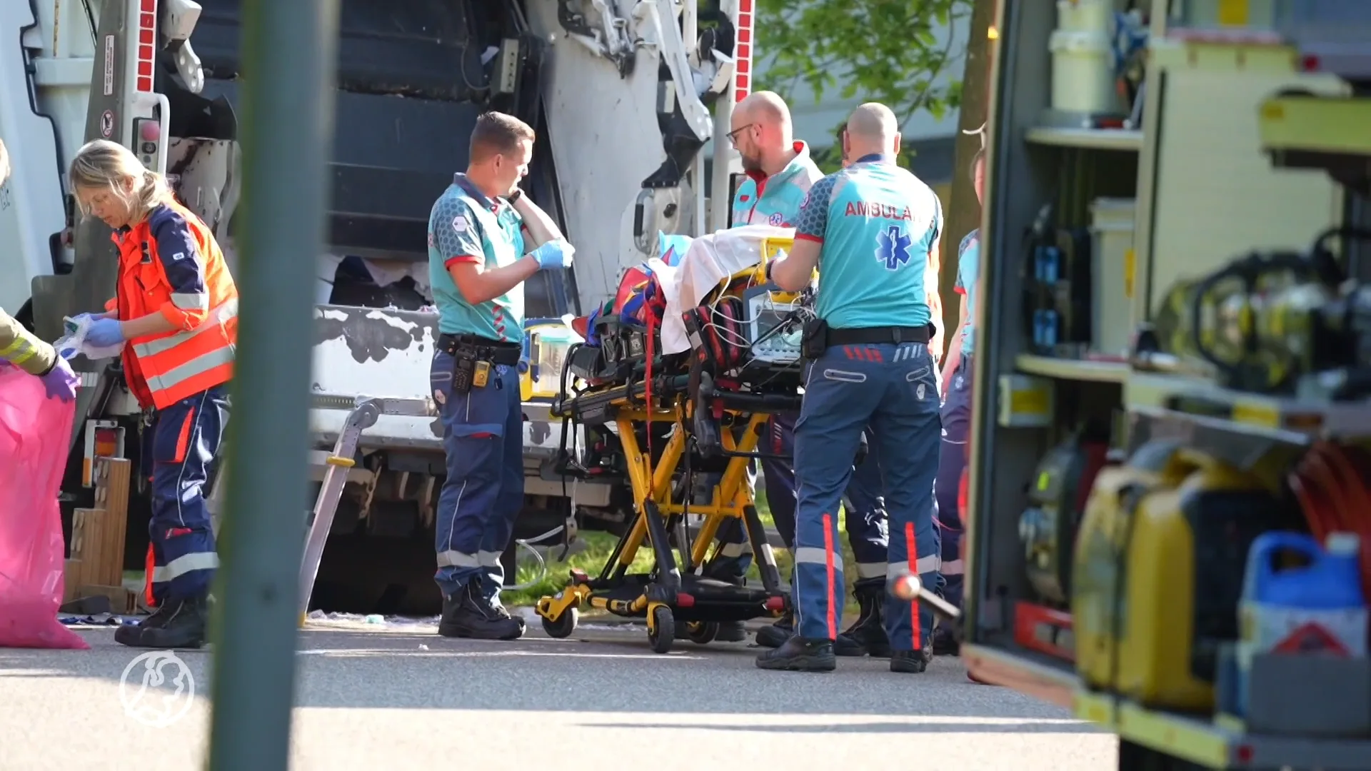 Slaper in papiercontainer komt in vuilniswagen terecht, raakt zwaargewond