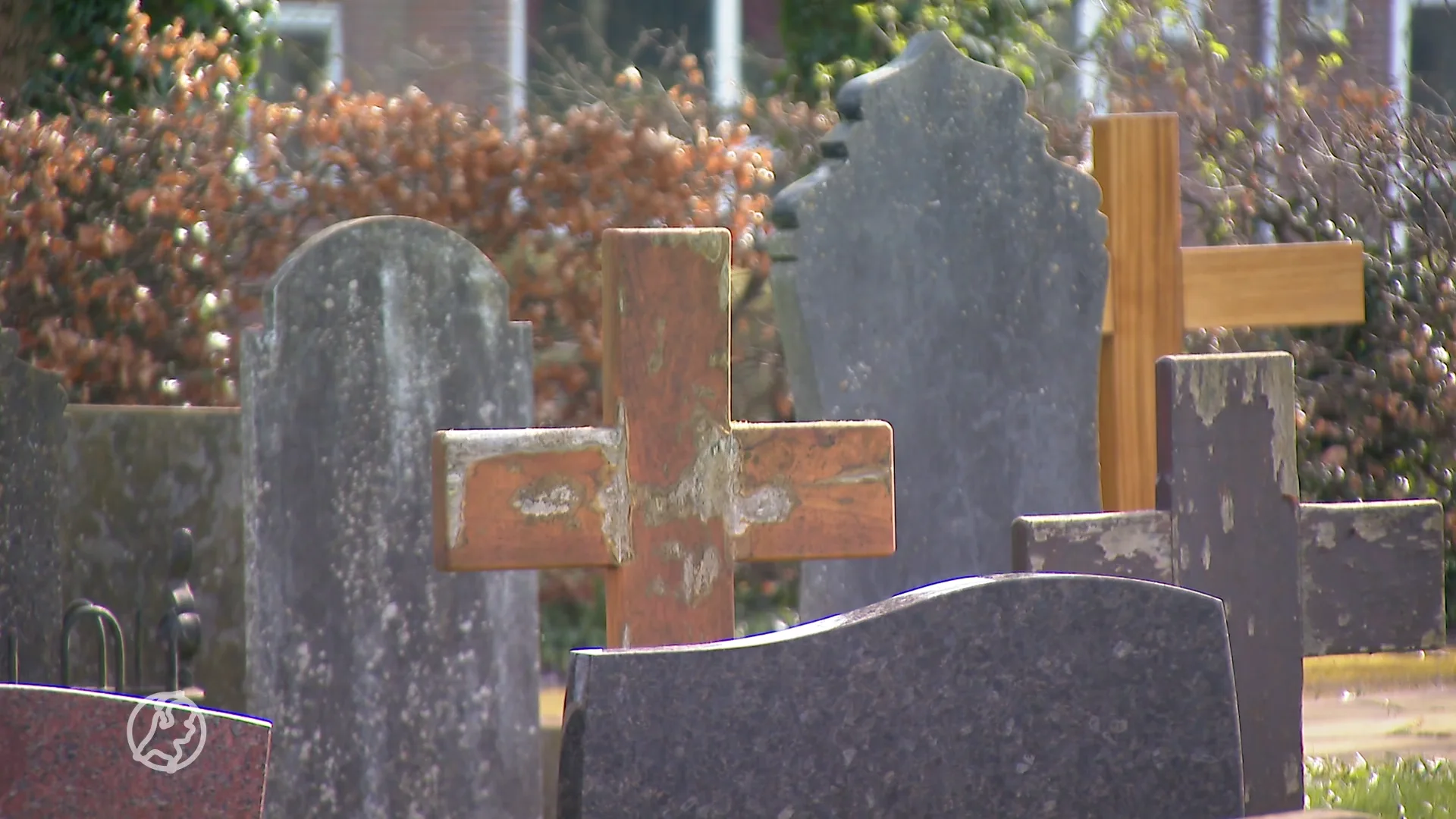 Te weinig ruimte in Friese begraafplaatsen: soms met de voeten in een ander graf