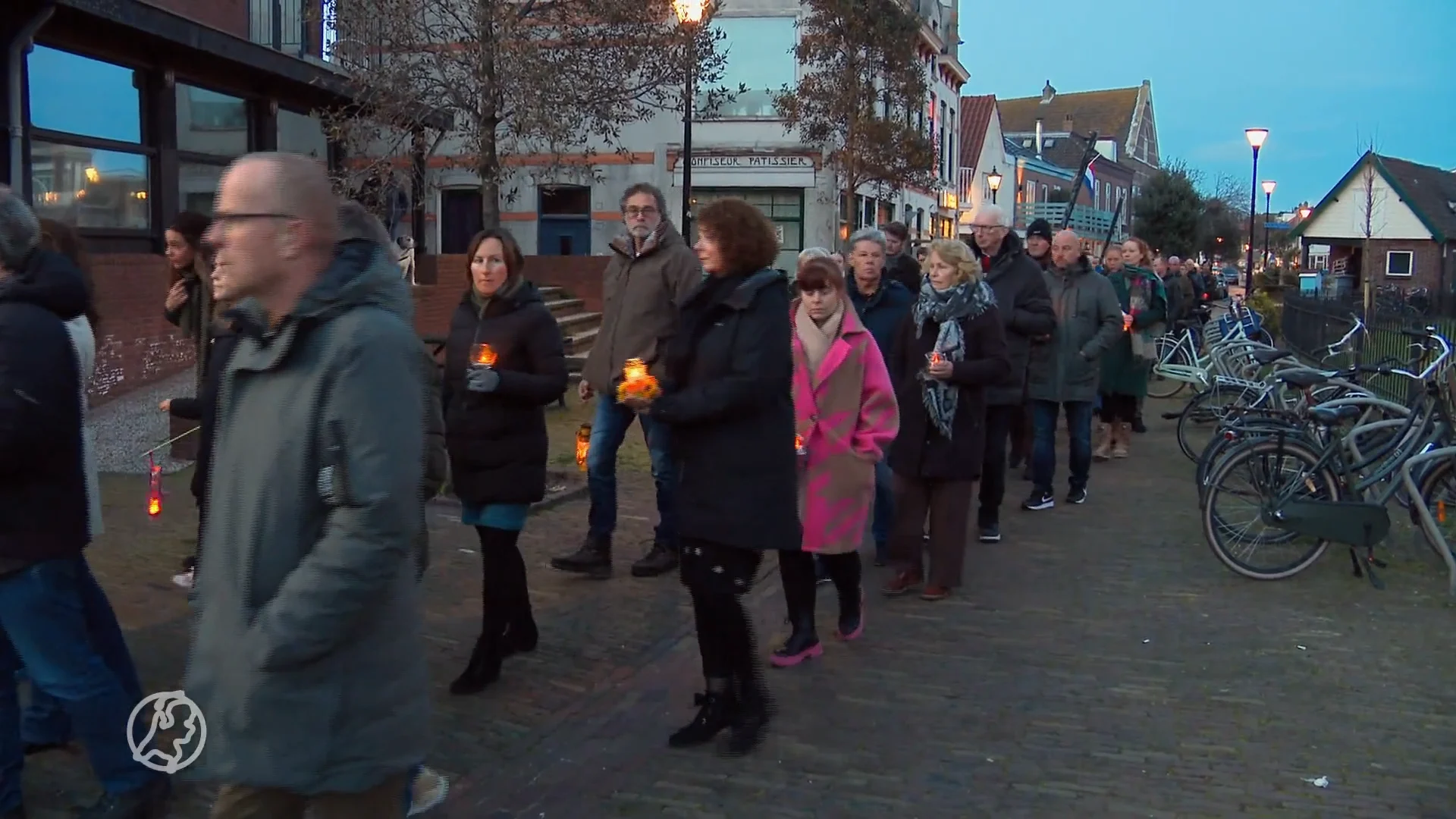 Overleden Sien (14) herdacht met lichtjestocht door Wijk aan Zee