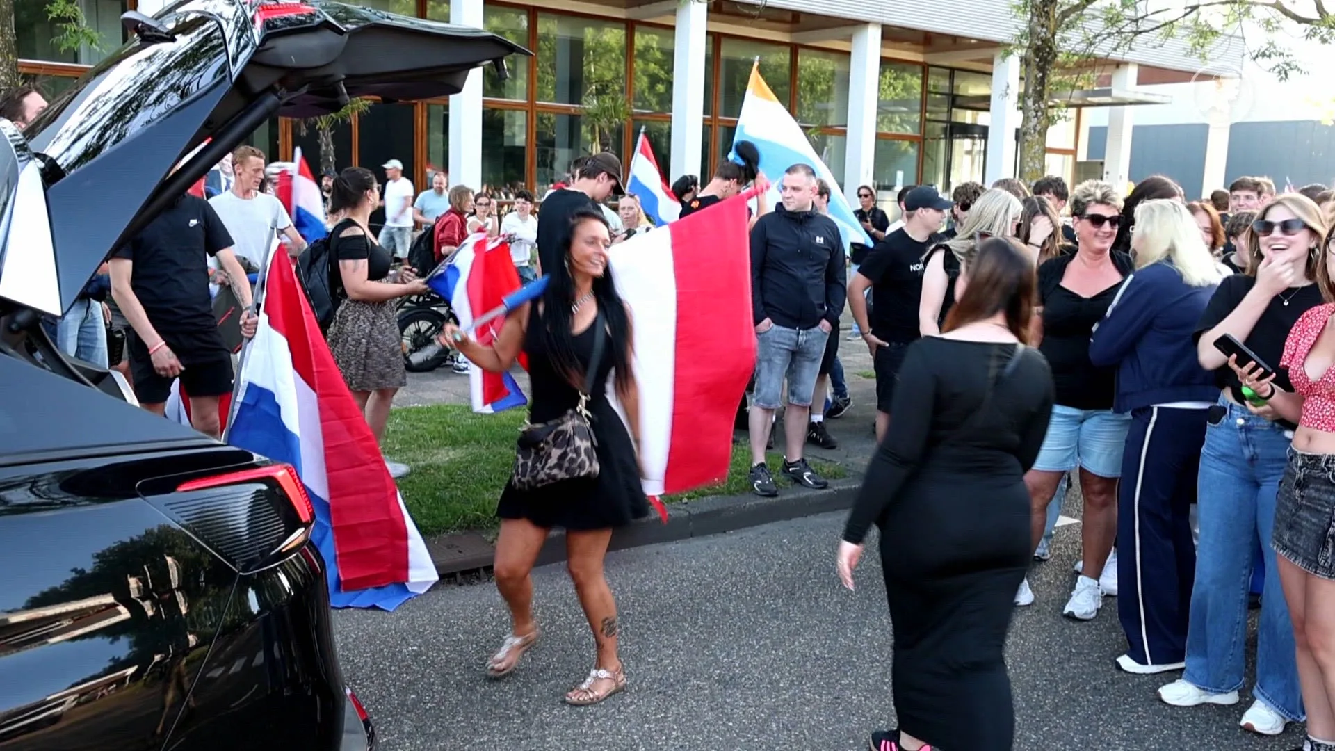 Honderden mensen demonstreren tegen en voor azc Uithoorn