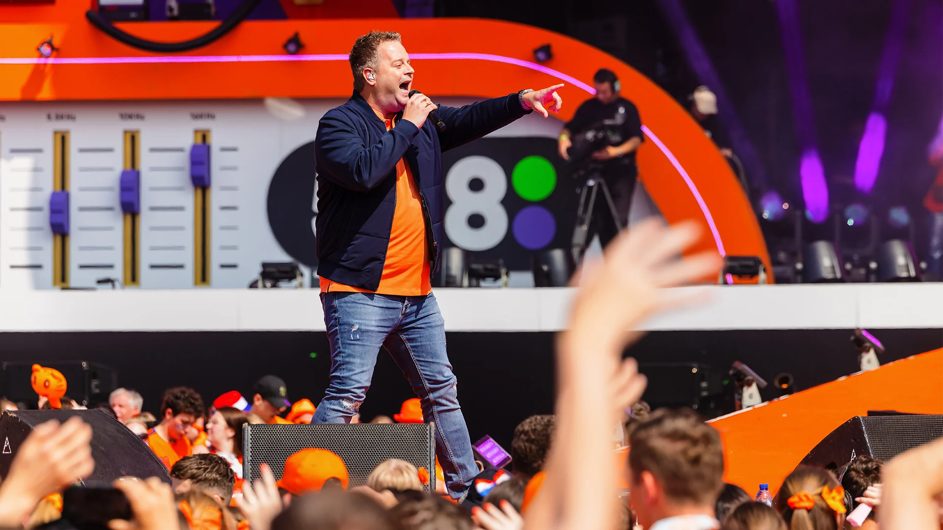 Jeroen van Zelst laat iedereen meezingen op 538 Koningsdag 2025!