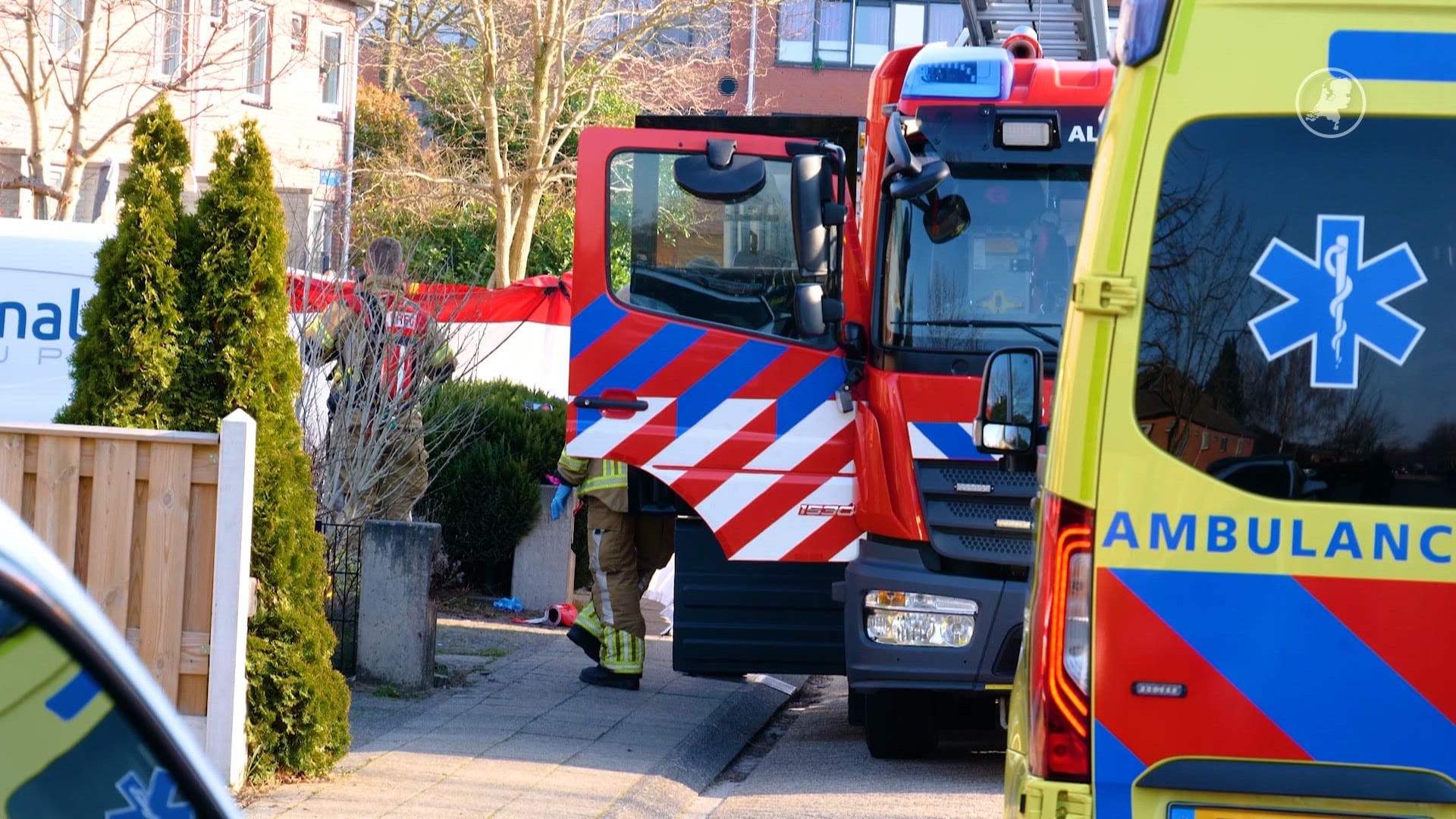 Dode en zwaargewonde persoon aangetroffen in woning Almere