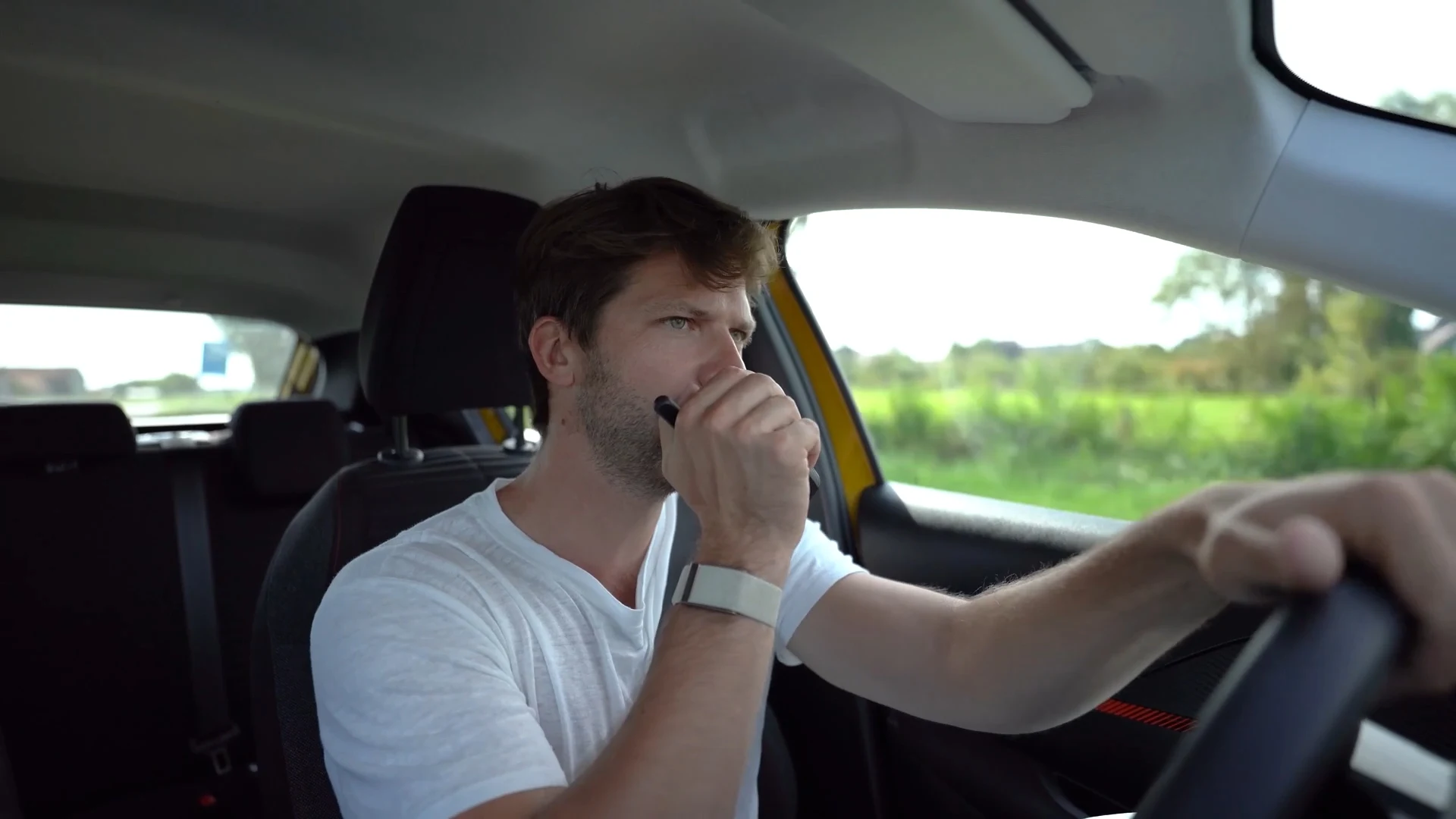 Thomas rijdt langs Giel en mist hem tijdens autoverstoppertje