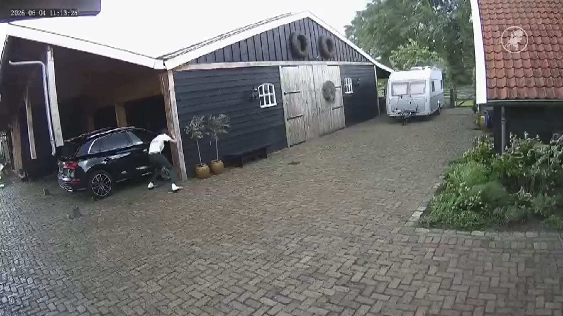 Carport vliegt de lucht in door windhoos in Glanerbrug