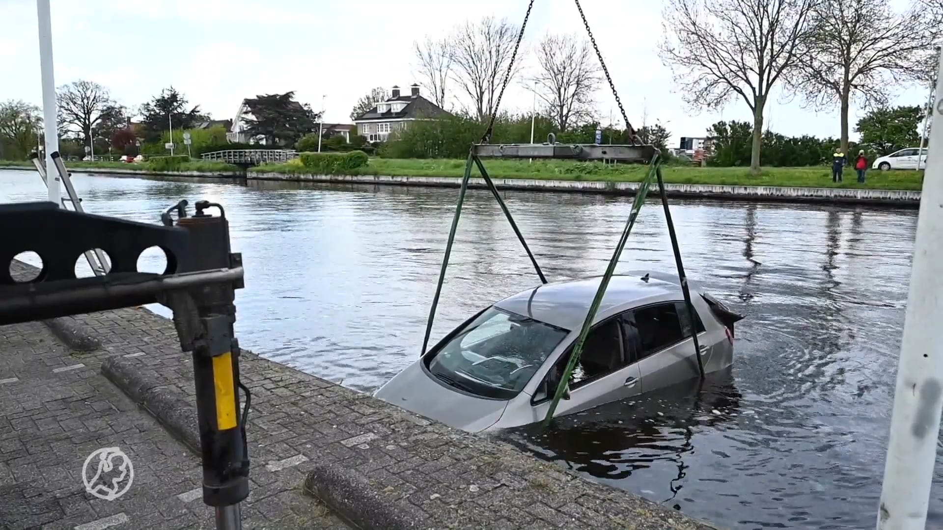 Inparkeren gaat fout: vrouw rijdt auto per ongeluk water in