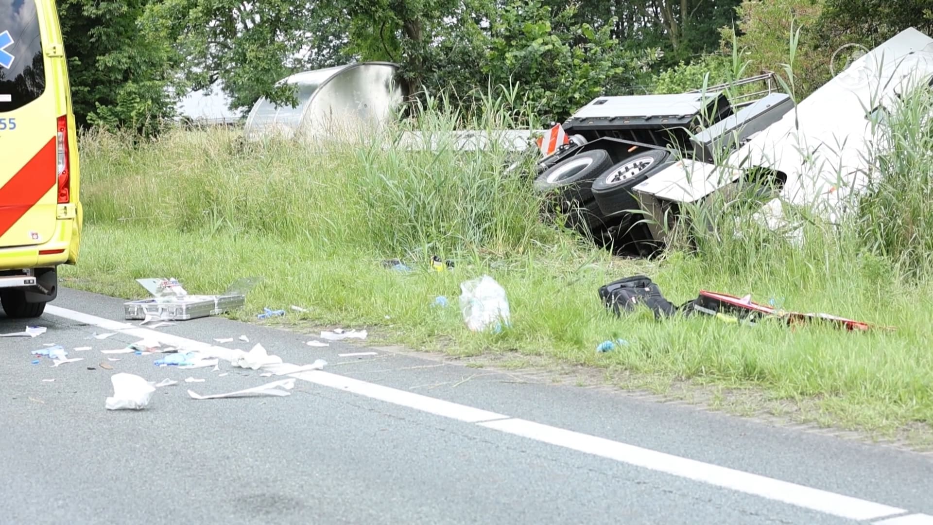 N36 dicht na ongeval met meerdere vrachtauto's