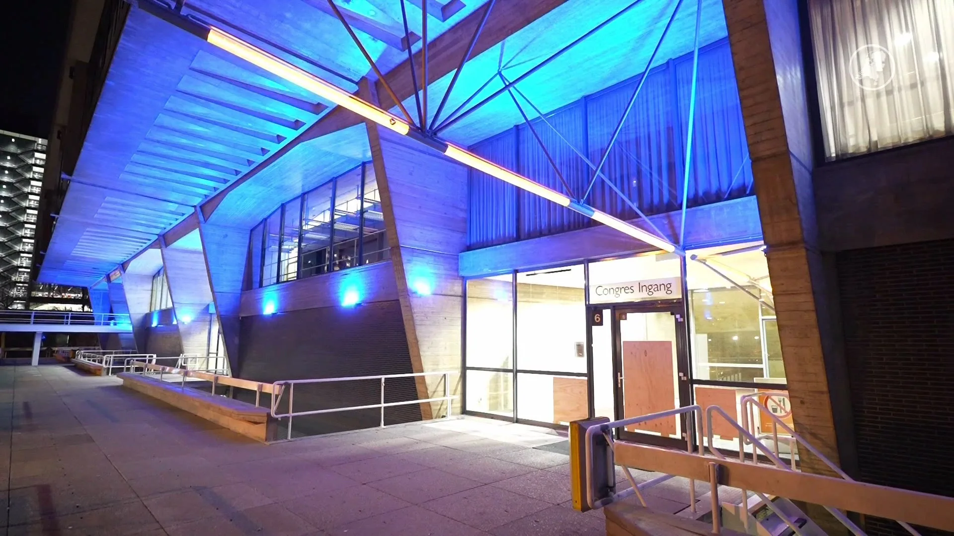 Actievoerders vernielen ramen en deuren van TU Eindhoven