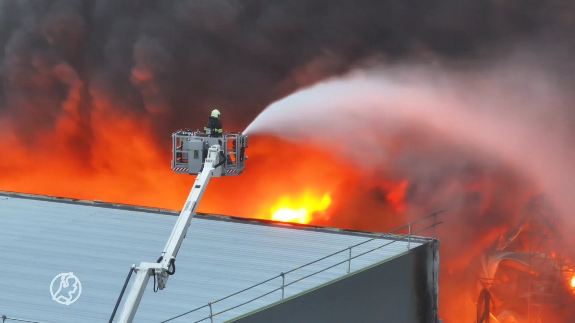 Dronebeelden van een grote uitslaande brand in Harlingen