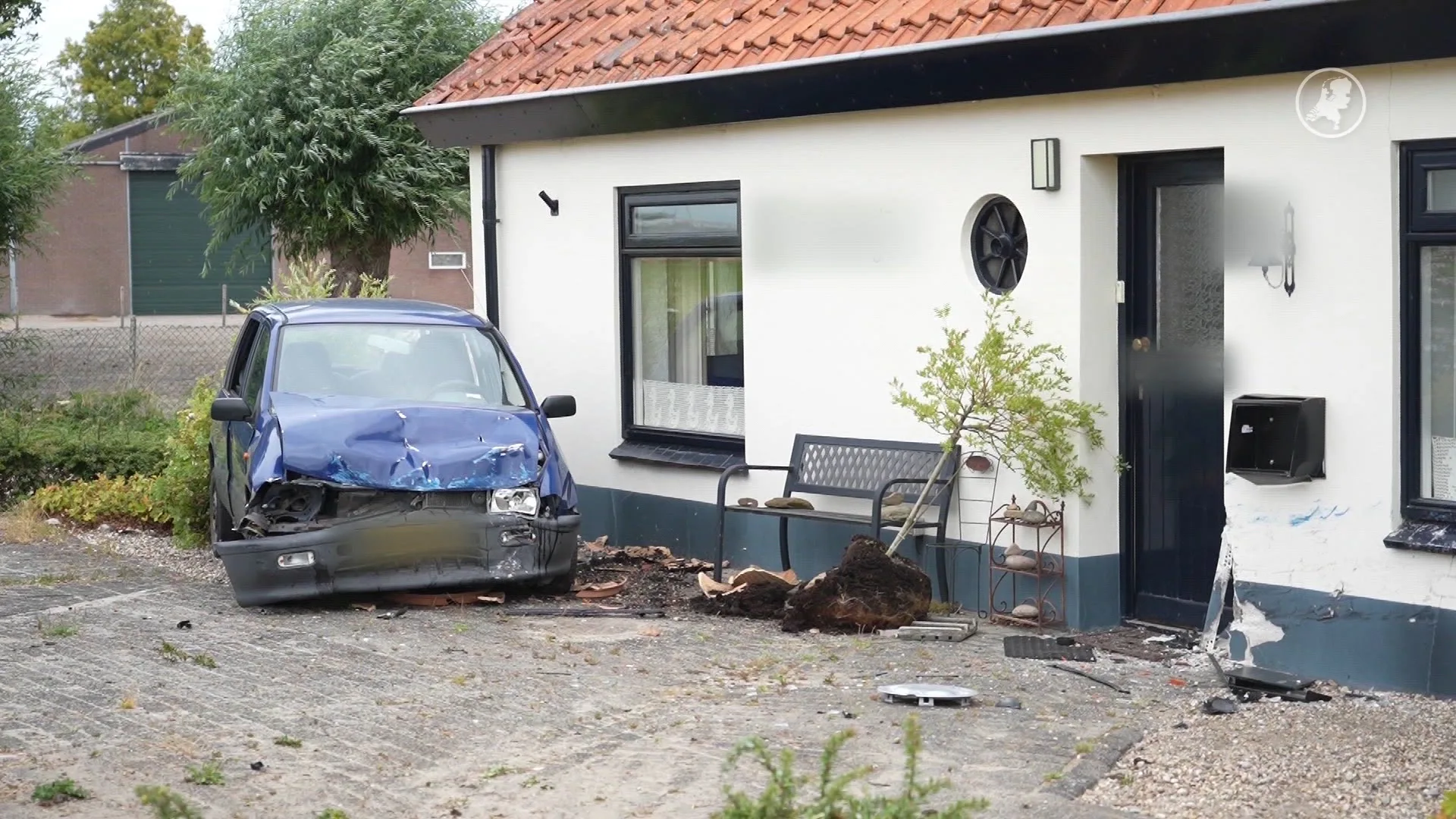 Maaltijdbezorger gewond na crash tegen woning Oosteind