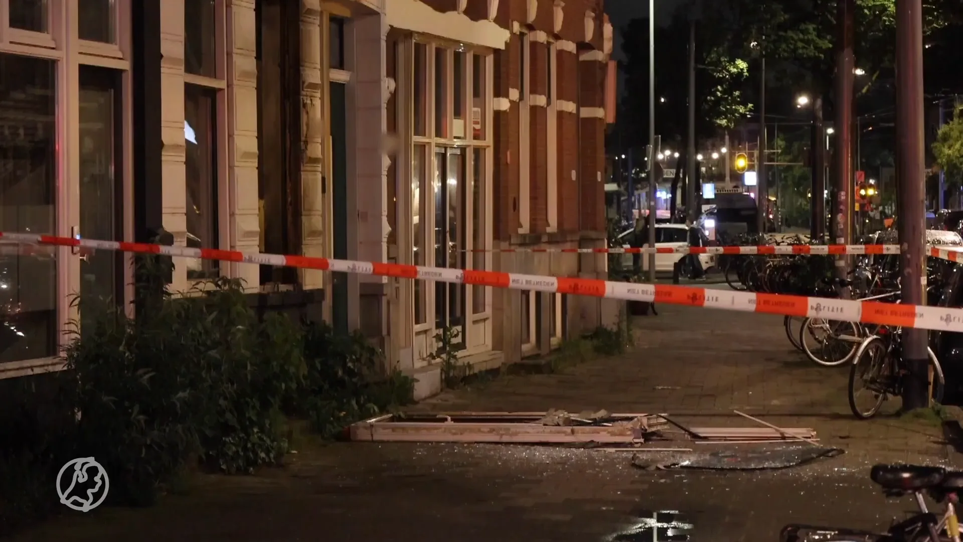 Explosie bij Rotterdamse woning veroorzaakt flinke schade: kozijn uit gevel geblazen