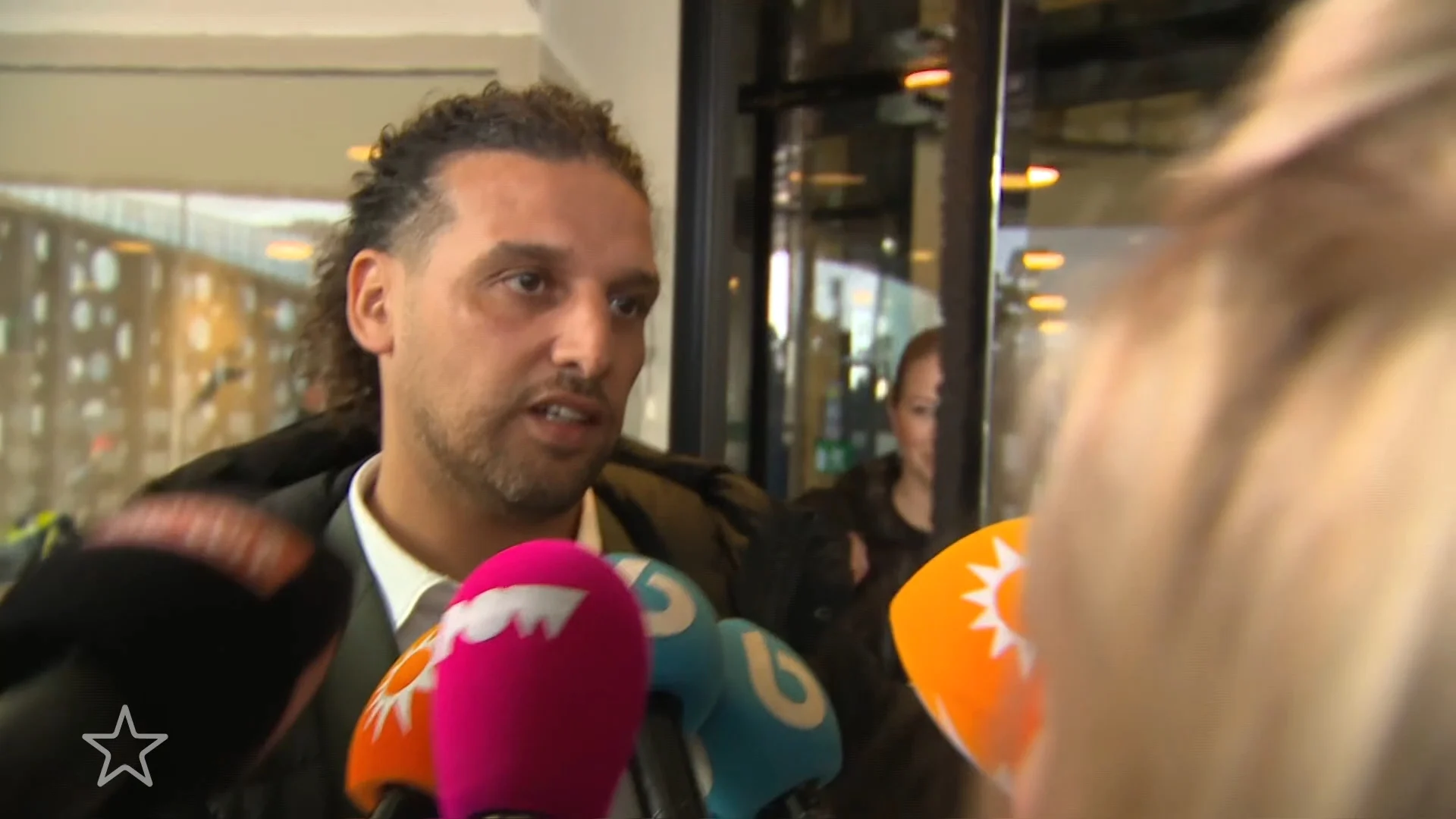 Ali B verlaat de rechtbank na laatste zittingsdag hoger beroep