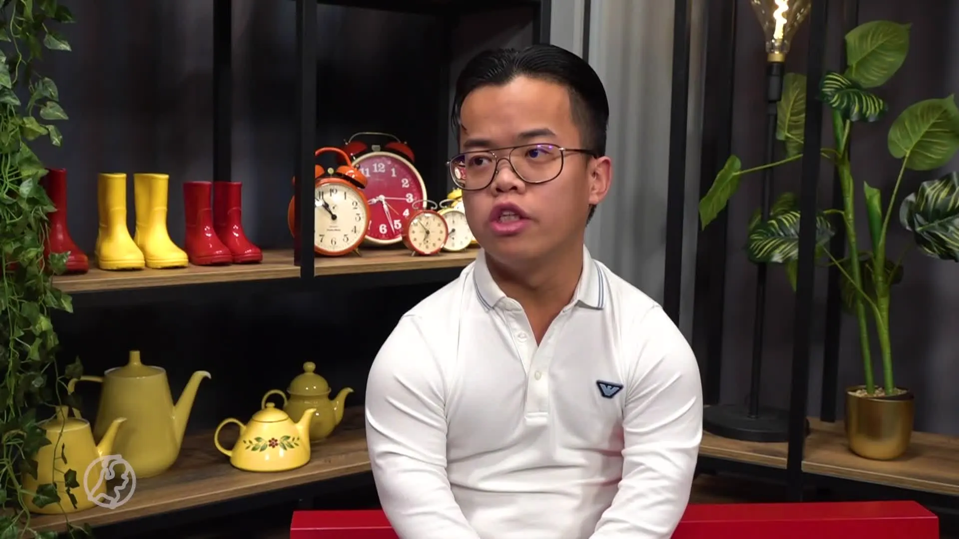 Joey is 1.24 meter en laat zien hoe hij fietst, traploopt en poept