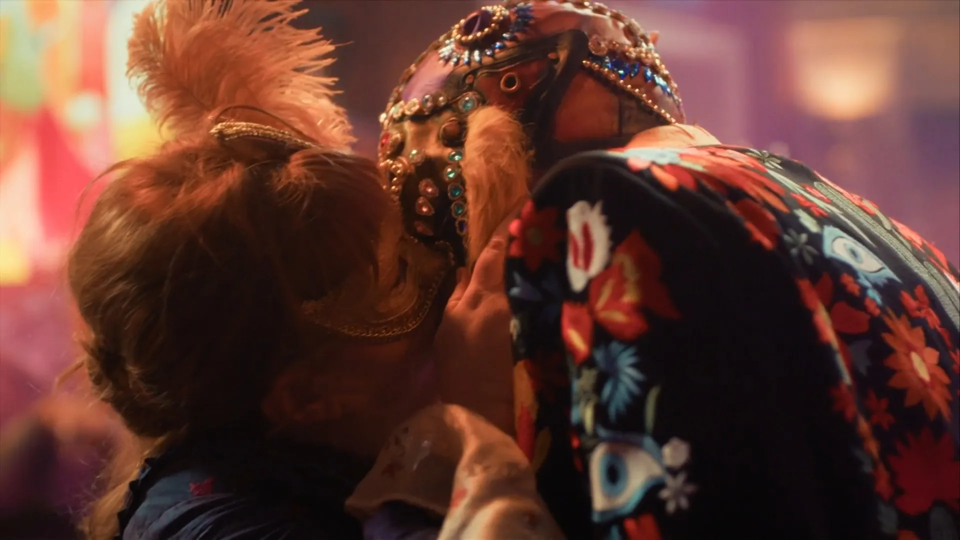 Flo zoent een gemaskerde hunk!