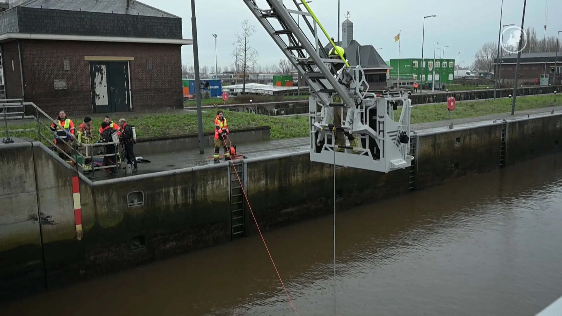 Auto te water in Julianasluis in Gouda, één gewonde