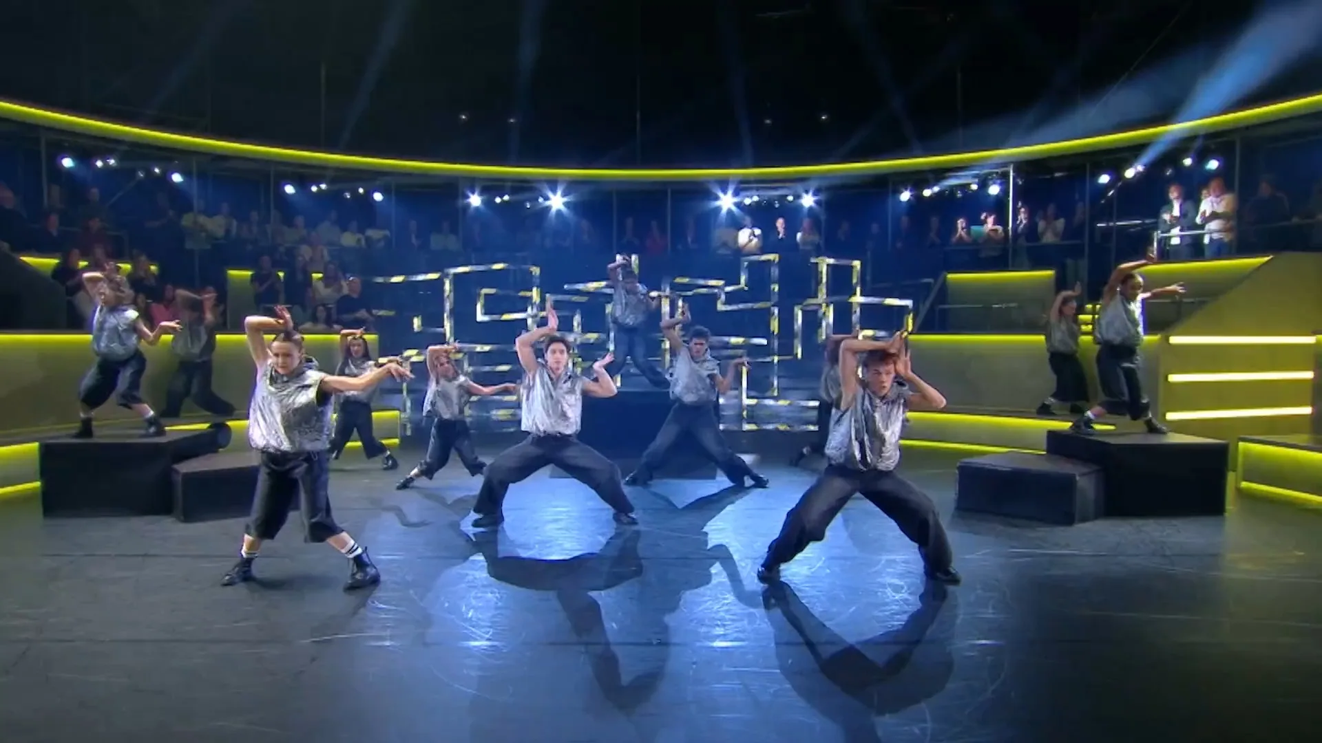De dansers openen met krachtige groepsdans | Studioshows Deel 4