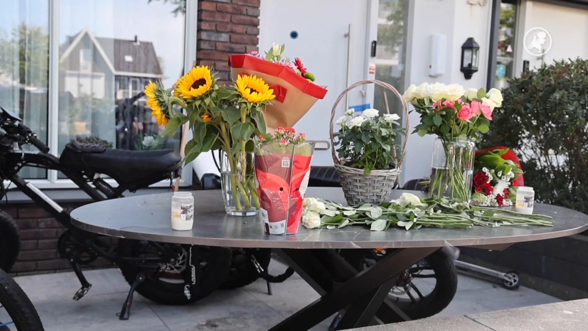 Bloemen en kaarsjes bij woning na fatale schietpartij Den Haag