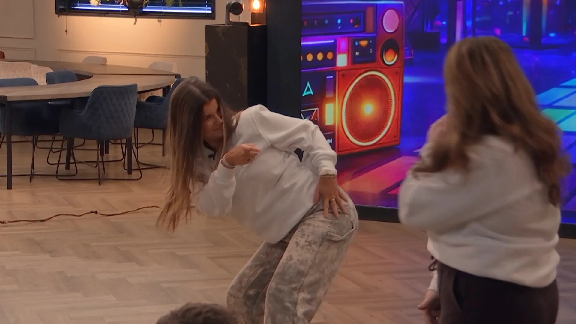 Cynthia en Chess dansen erop los