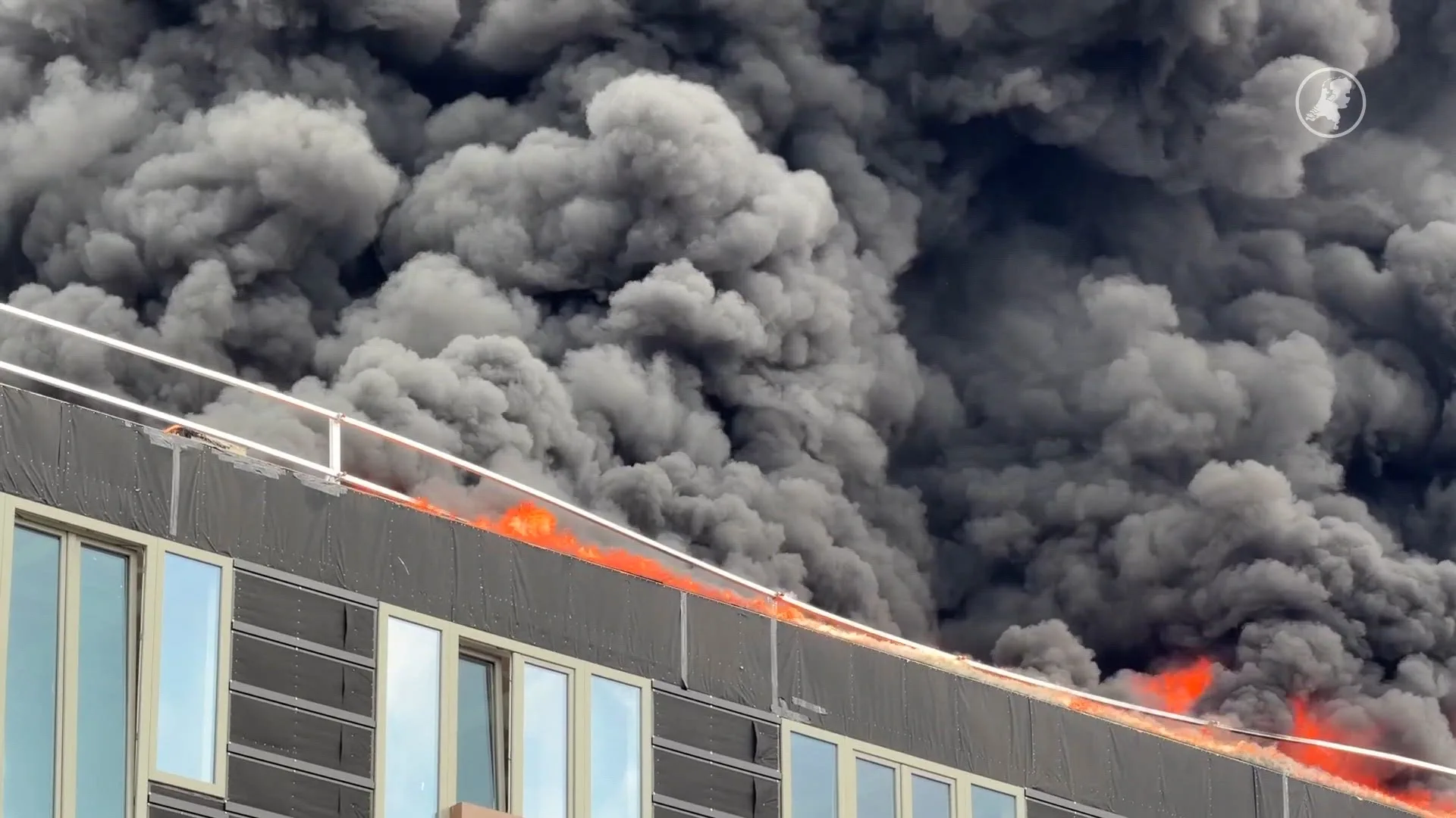 Flinke rookwolken bij grote brand in Maastricht
