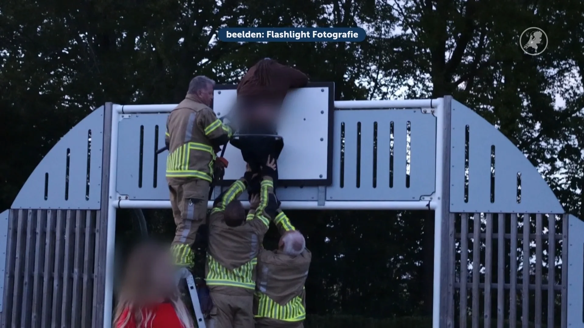 Meisje klem in basketbalkorf, brandweer moet ingrijpen
