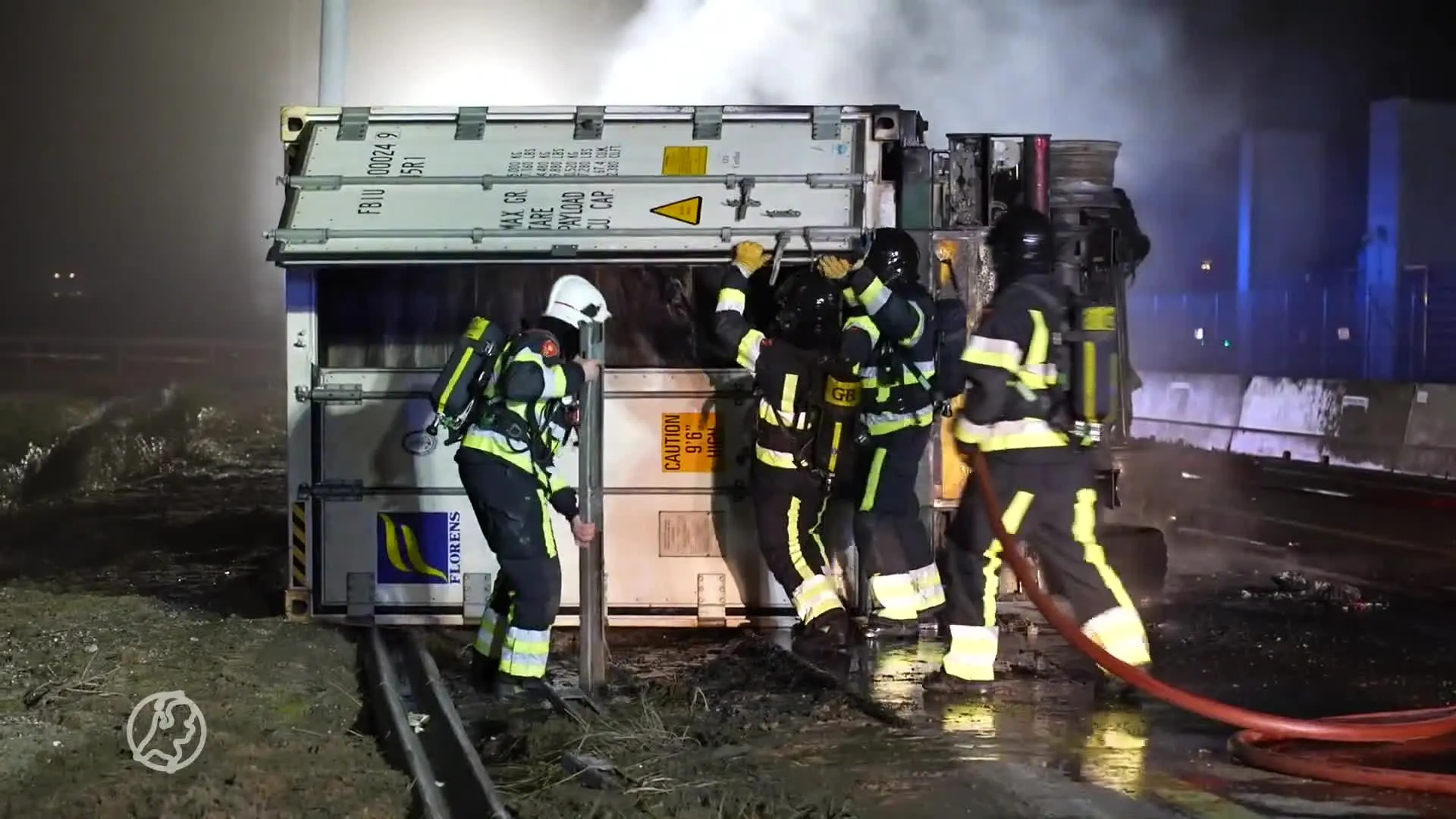 Vrachtwagen kantelt en vliegt in brand, chauffeur zwaargewond