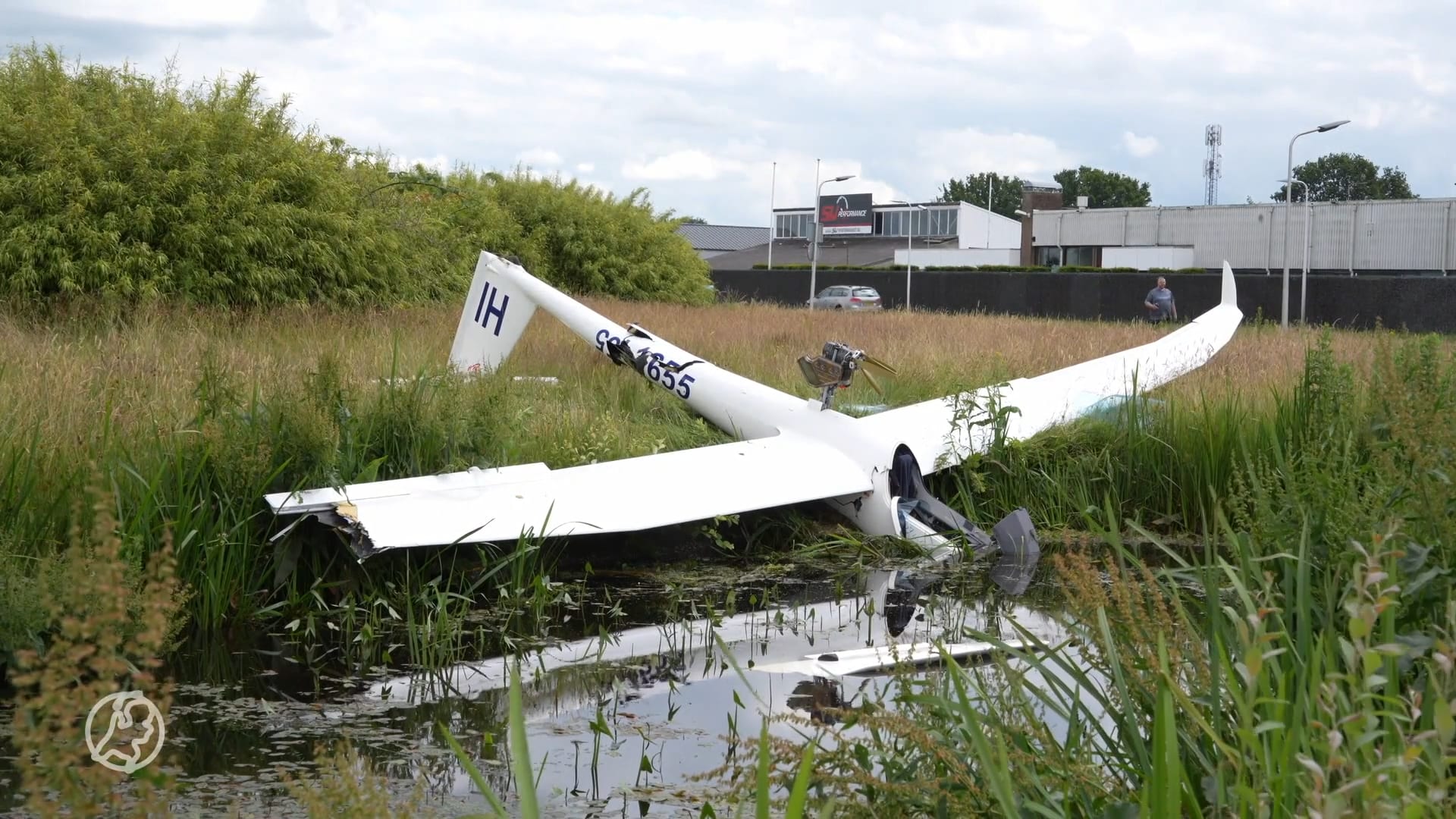 Zweefvliegtuig stort neer bij vliegveld Hoogeveen, piloot gewond