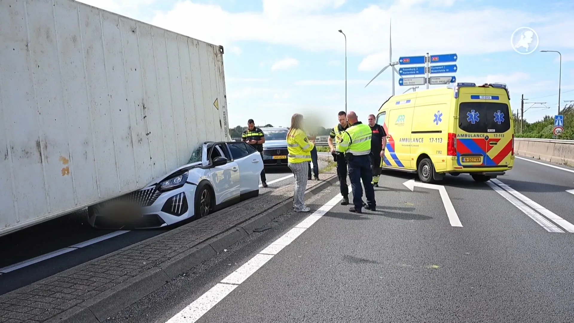 Gekantelde vrachtwagen op A15 bij Brielle, losgeschoten container belandt op auto