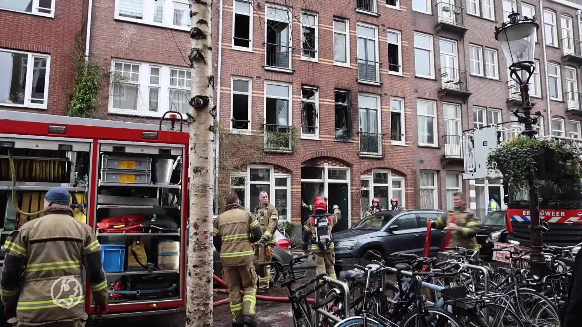 Kat dood en meerdere mensen naar ziekenhuis na brand in pand Amsterdam