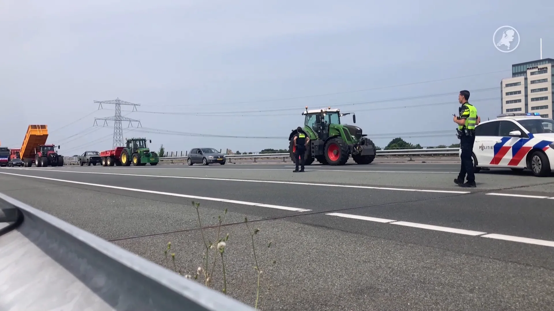 Demonstratiestoet met tractoren op A35 in Overijssel bij Almelo