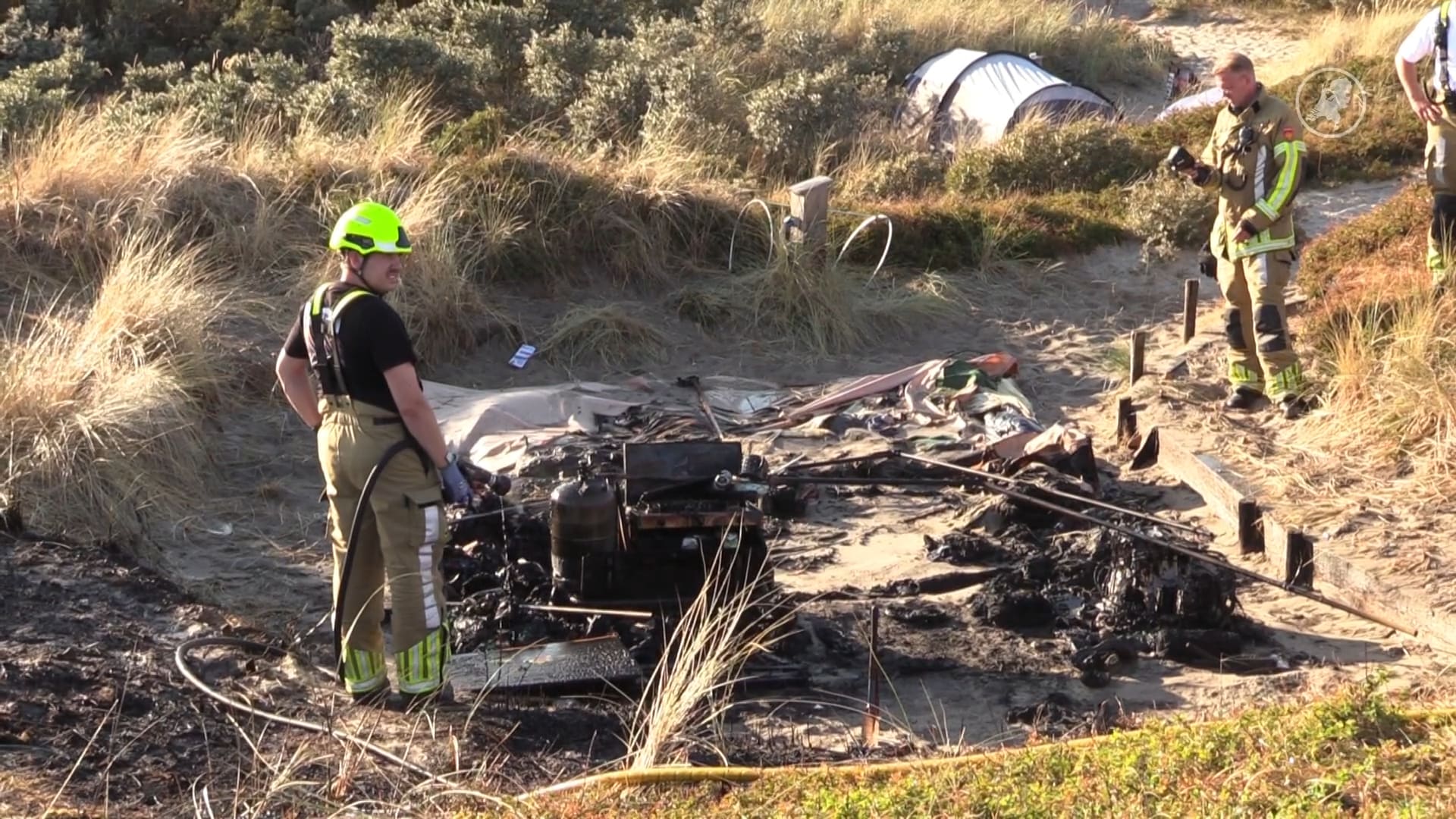 Campinggasten geven emmers door om tentbrand te blussen, enorme duinbrand voorkomen