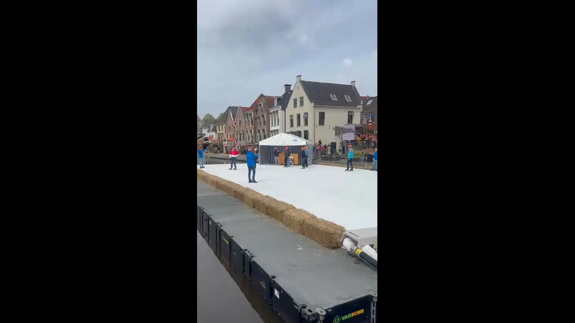 Prinses Ariane, koningin Máxima en koning Willem-Alexander op de schaats op Koningsdag