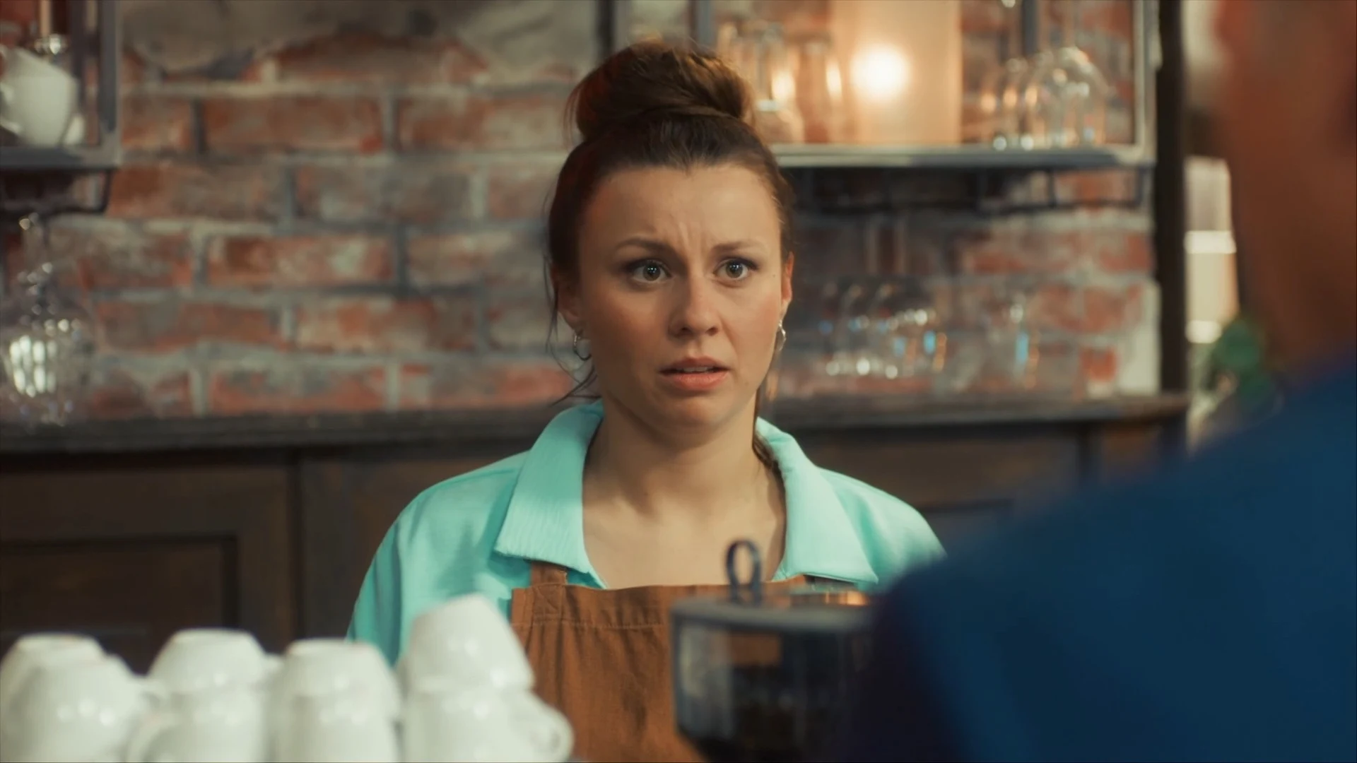 Manon probeert iets te verbergen voor Willem