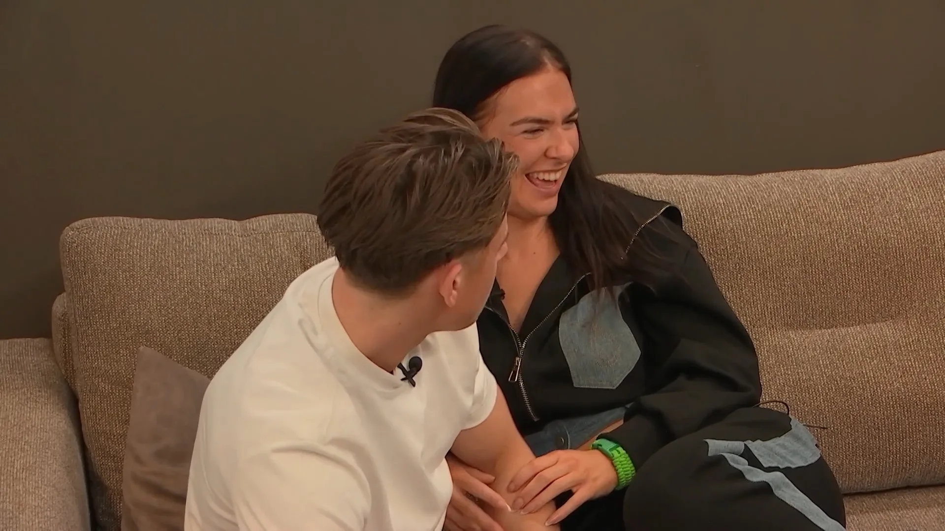 Robert leert de familie van Roxy kennen