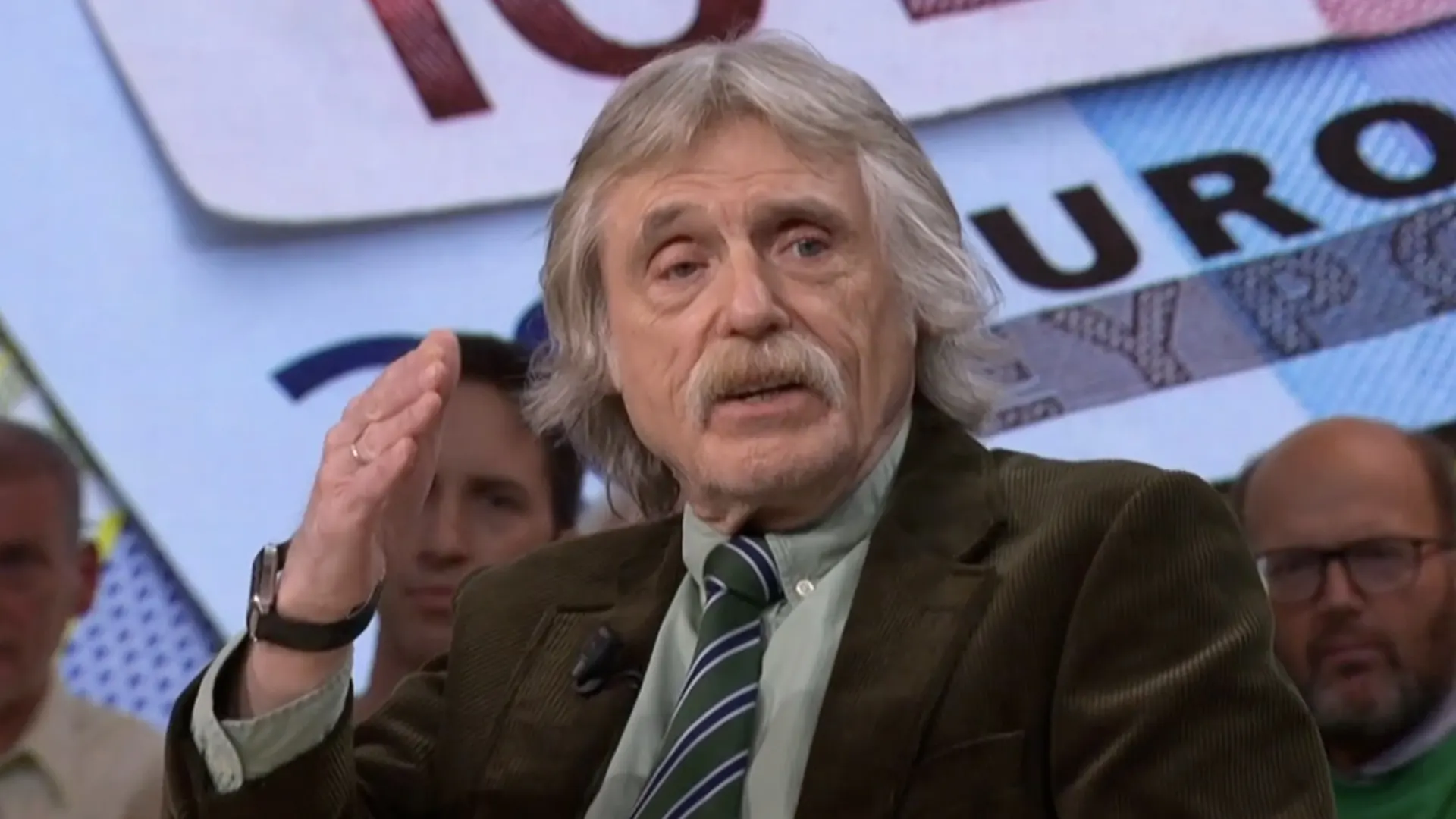 Wat vindt Johan Derksen van het advies om de salarissen van politici flink te verhogen?