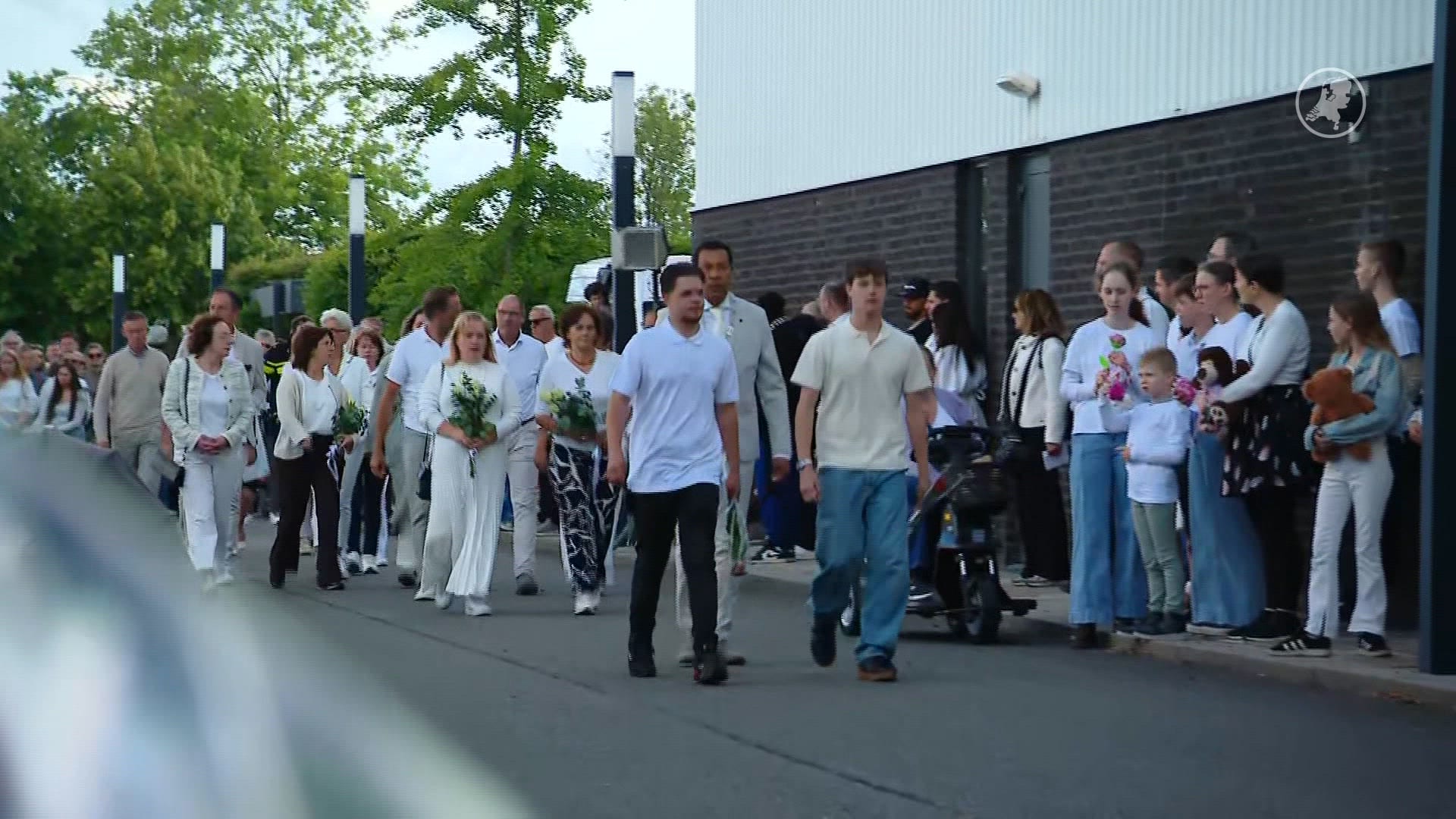 Diep geraakte mensen lopen mee in stille tocht Axel