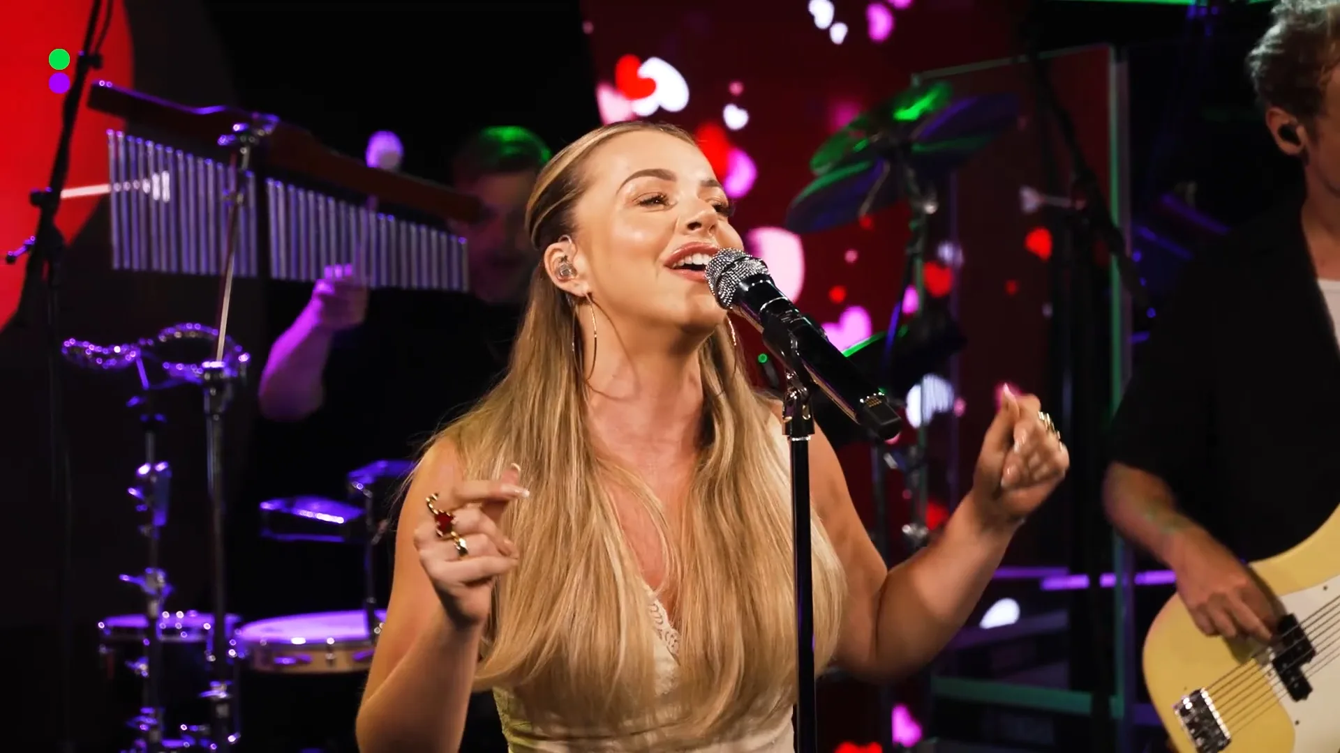 Emma Heesters doet haar nieuwe single Hartenbreker voor de eerste keer live