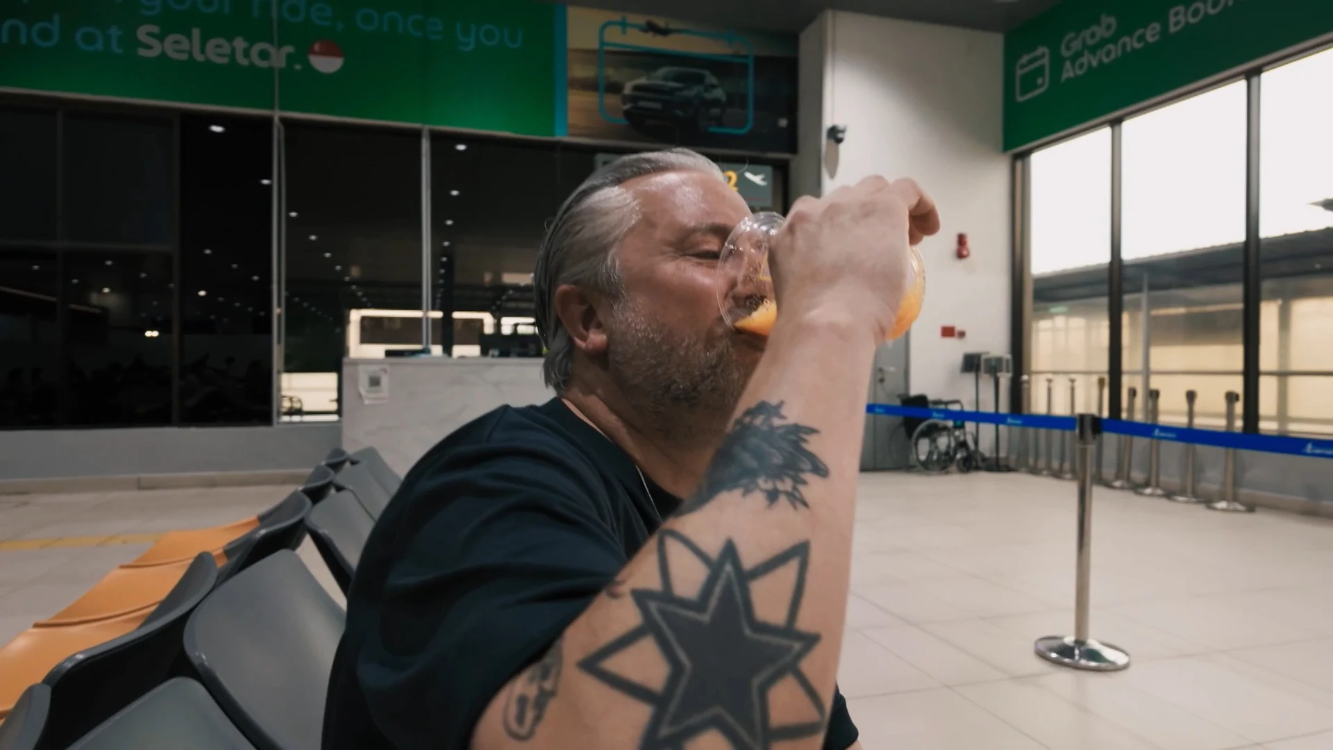 ‘Studentenpoeder’ maakt Dennis Weening ziek in vliegtuig