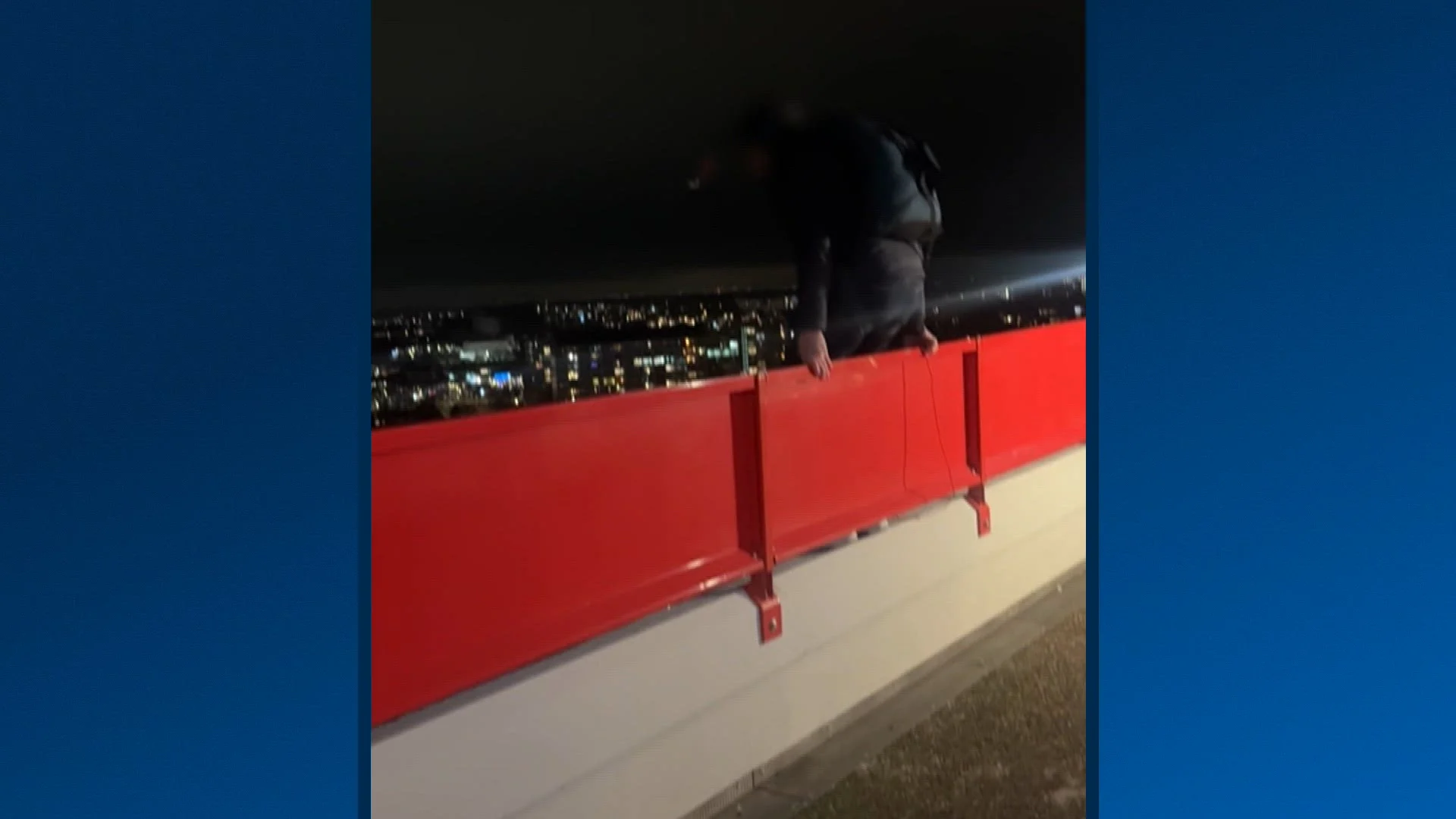 Bizar moment in Utrecht: basejumper springt van studentenflat