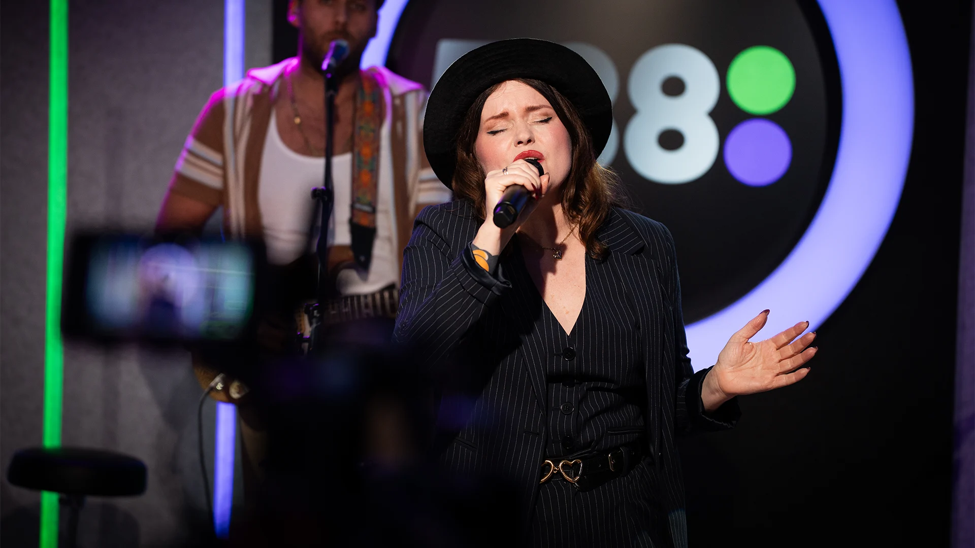 Jennie Lena doet One Day We'll All Be Free live bij Evers & co.