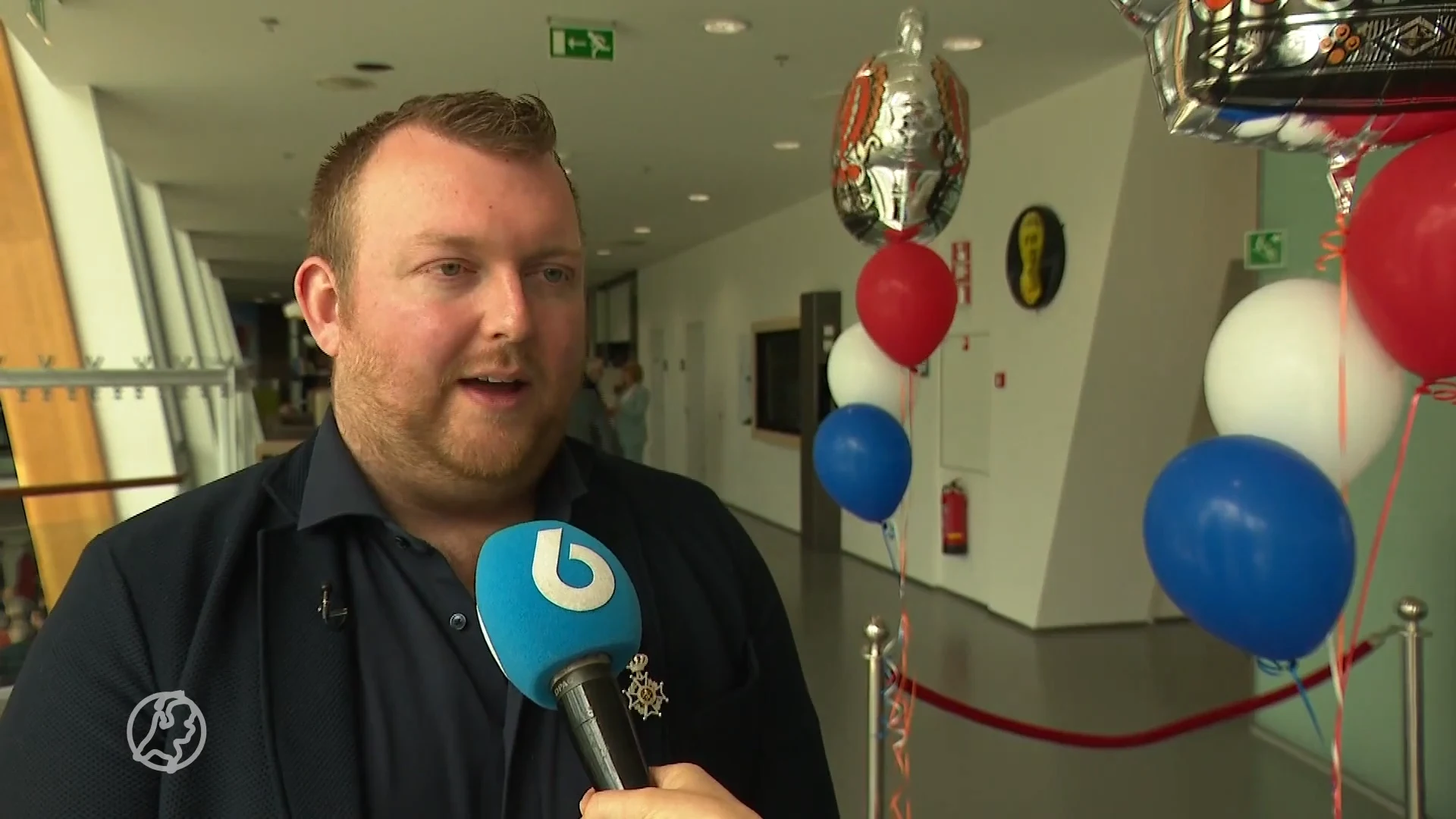 Jeron (29) wordt wakker getoeterd en krijgt lintje