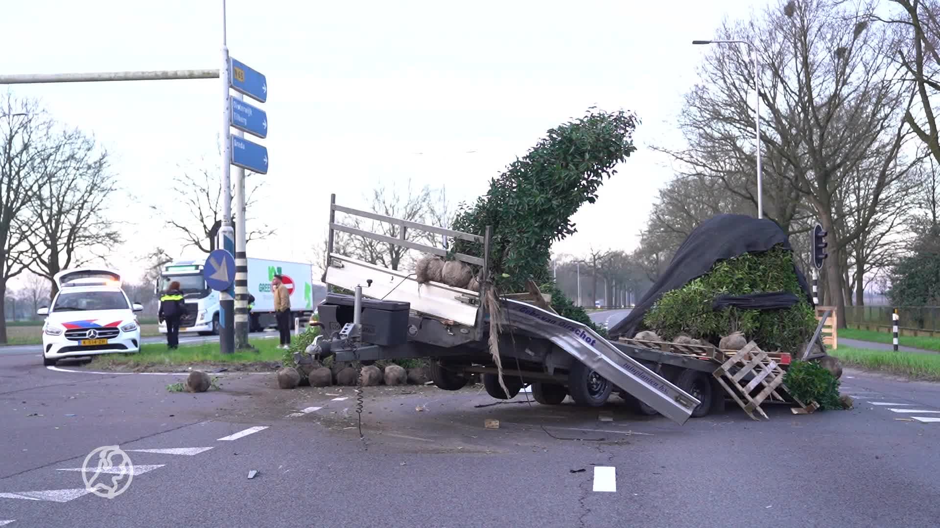 Automobilist valt in slaap en botst op aanhanger, weg bezaaid met planten