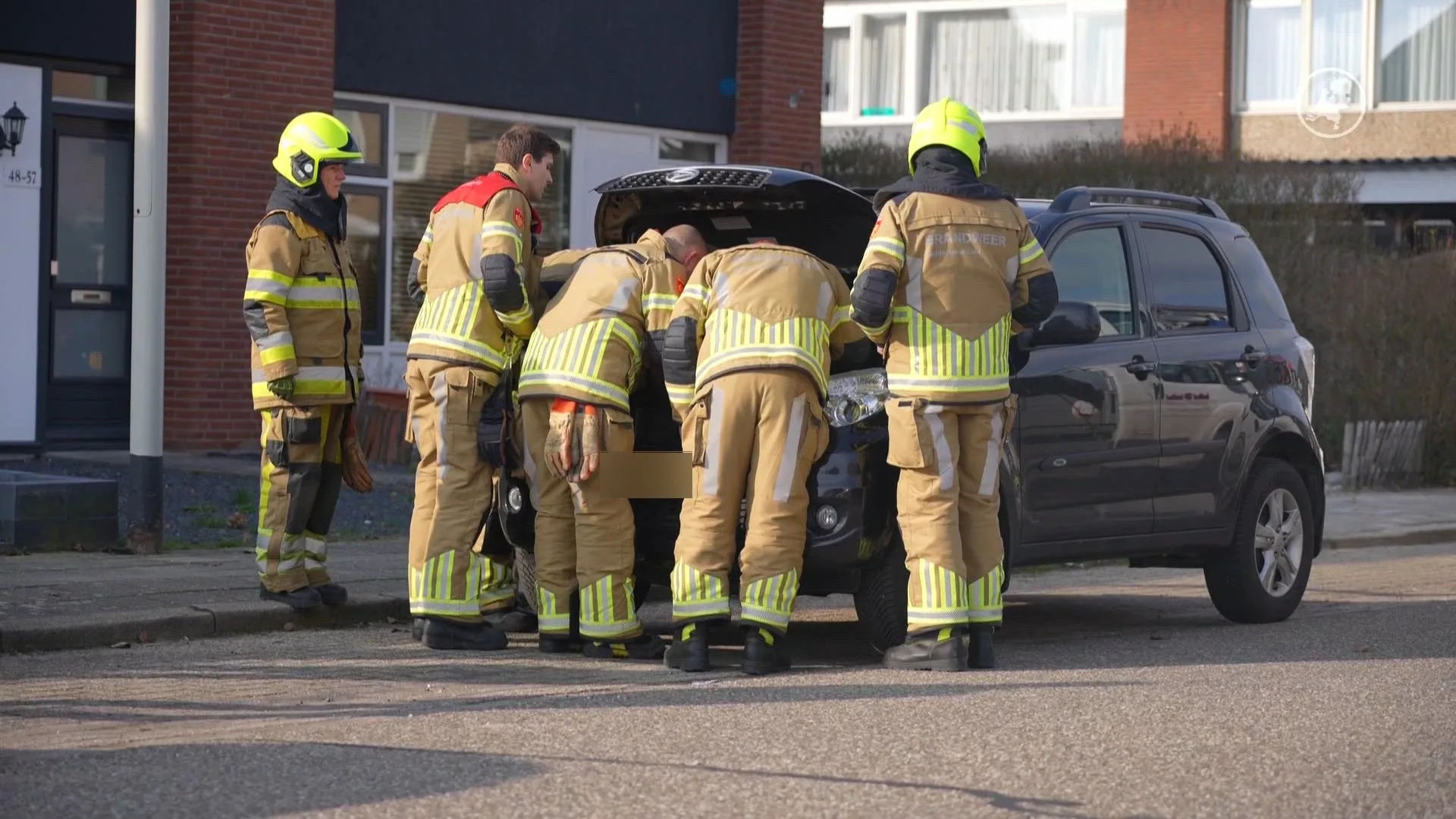 Brandweer bevrijd kat uit motorcompartiment auto in Wijchen