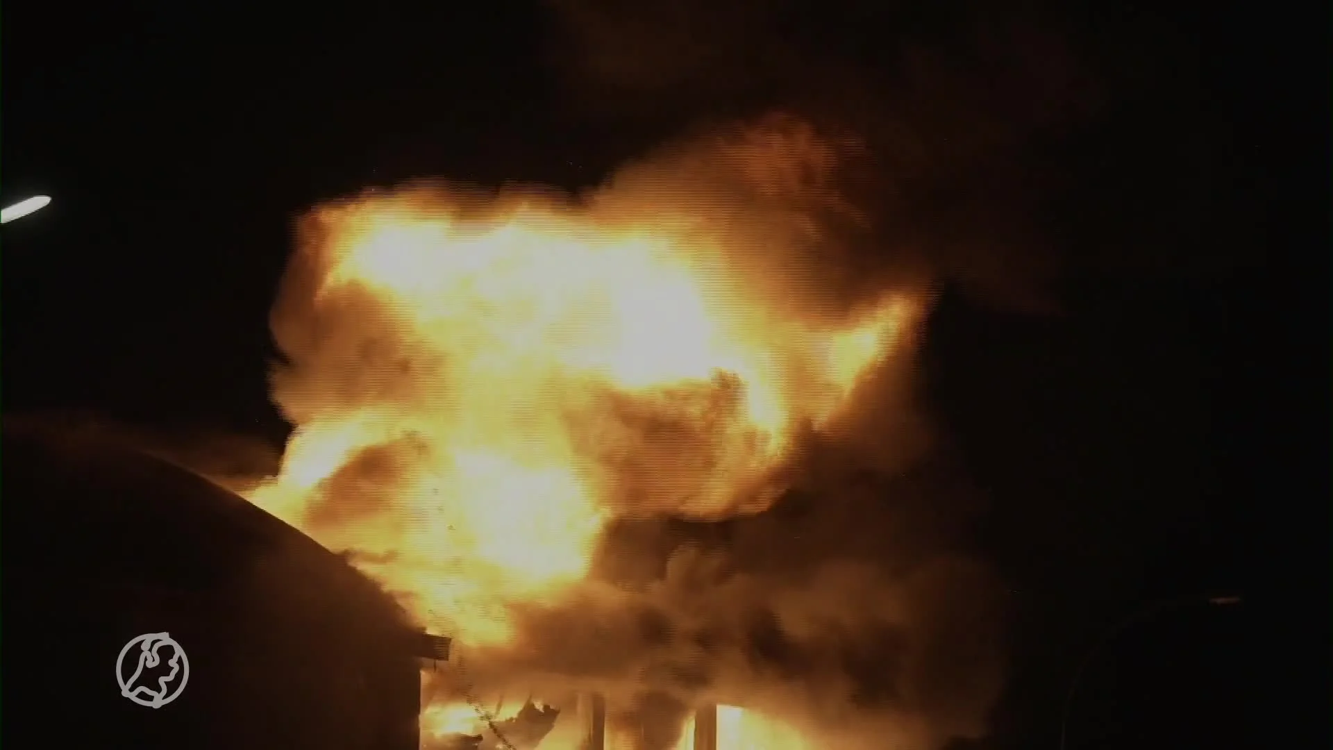 Metershoge vlammen leggen verfgroothandel in Harderwijk volledig in de as