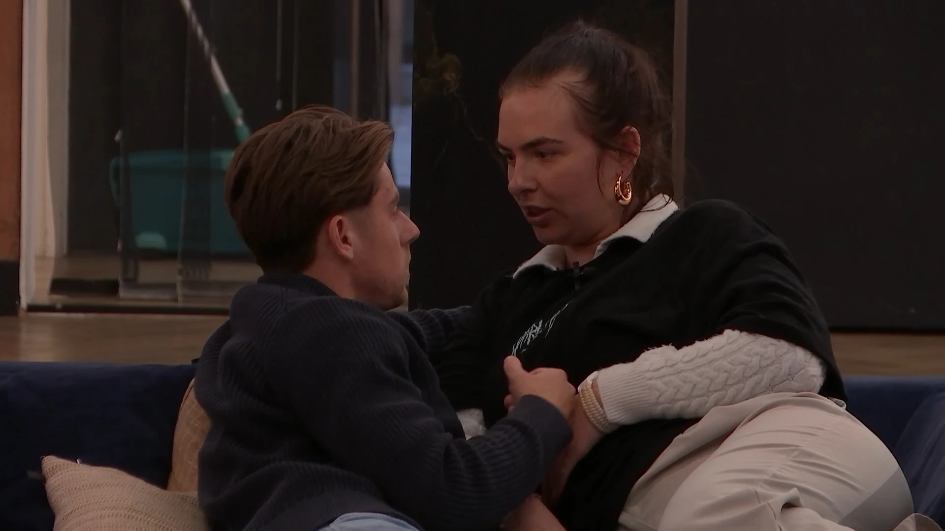 Robert wil dat Roxy haar uiterlijke keuzes met hem overlegd