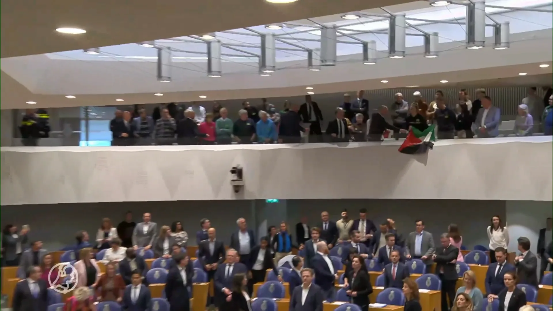 Herdenking van overleden oud-premier Van Agt verstoord door activisten