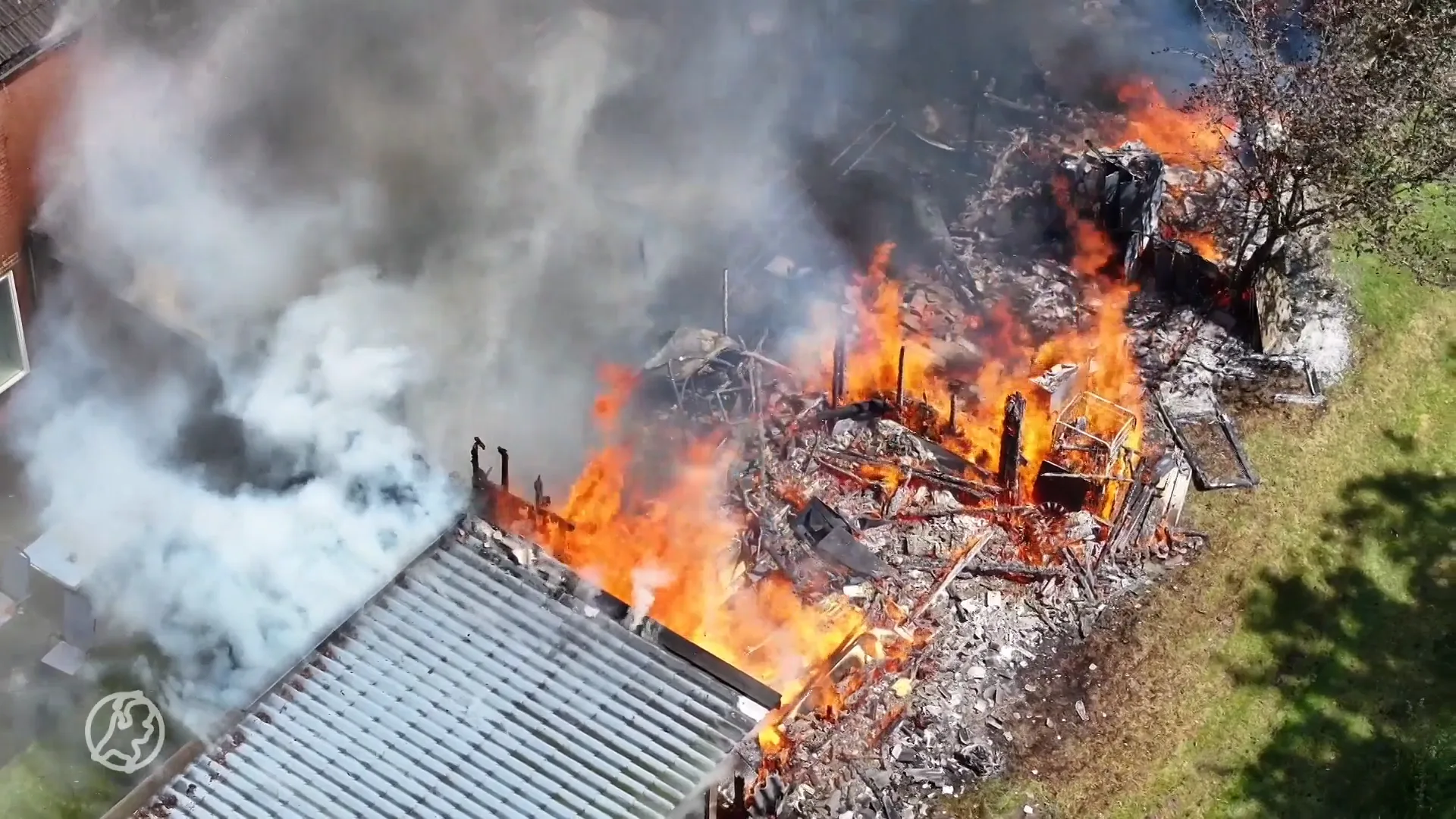 Huizenblok in brand in Wolvega, zeker één gewonde