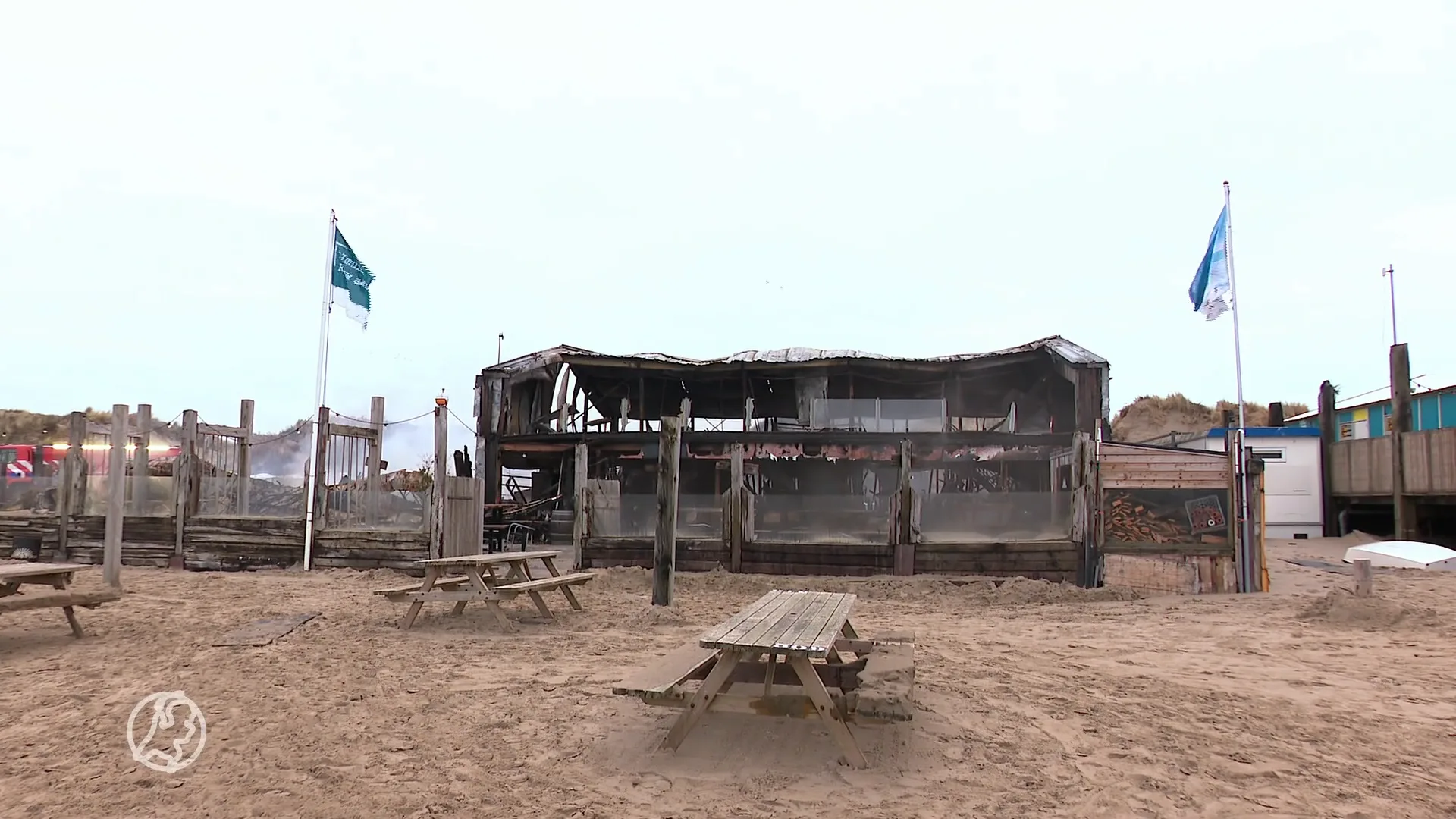 Grote brand verwoest strandtent Beach Inn IJmuiden