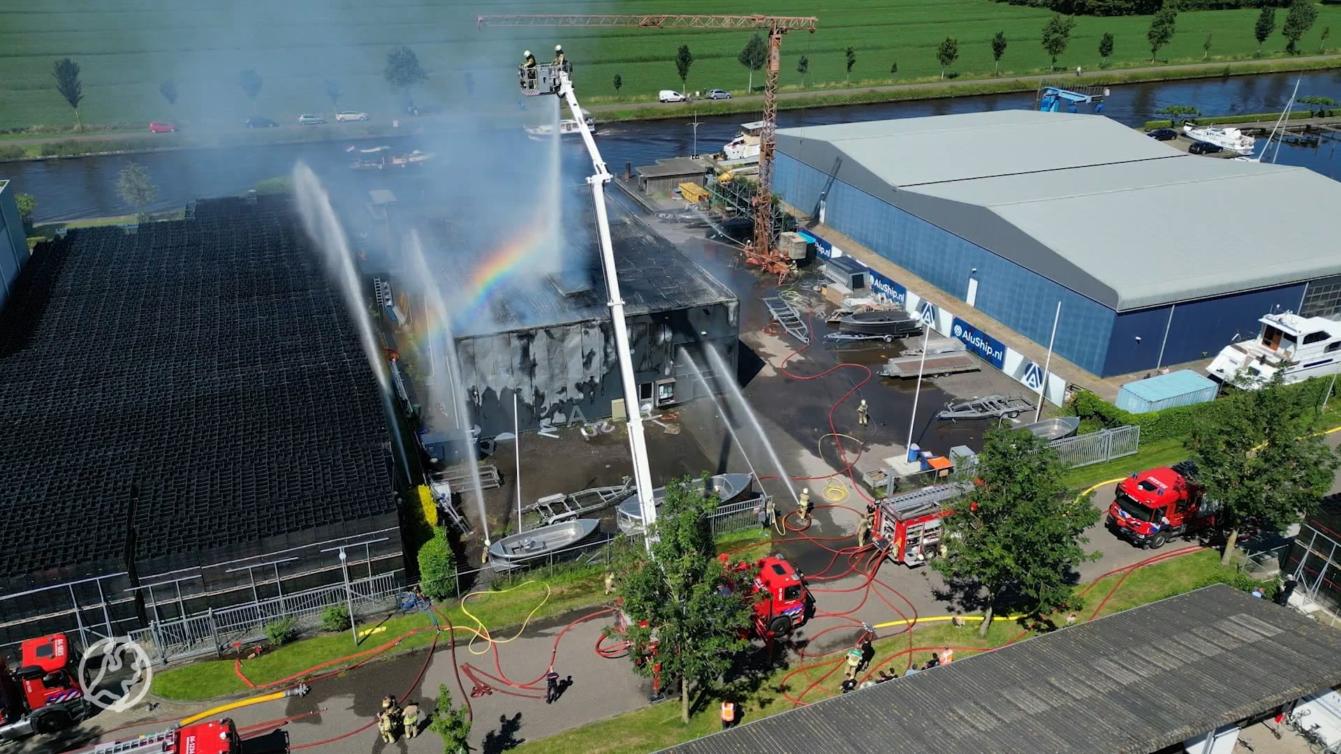 Brandweer nog uren bezig met blussen van grote brand in Steenwijk