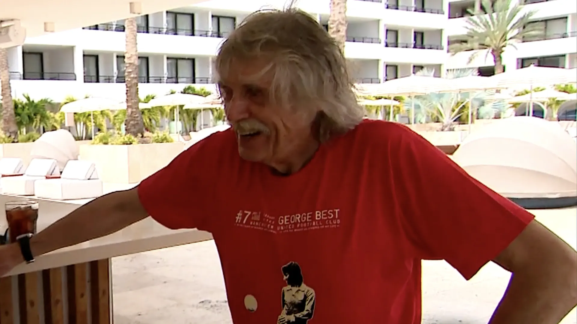 Johan Derksen verschijnt WOEST AANTREKKELIJK in Doordekken: ‘De vrouwen worden gek!’