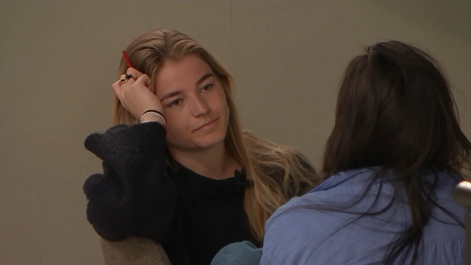 Anouk en Kristie praten het uit