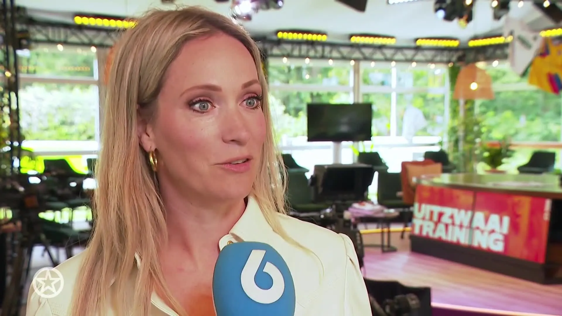 Hélène Hendriks en Noa Vahle zwaait Oranje uit op tv